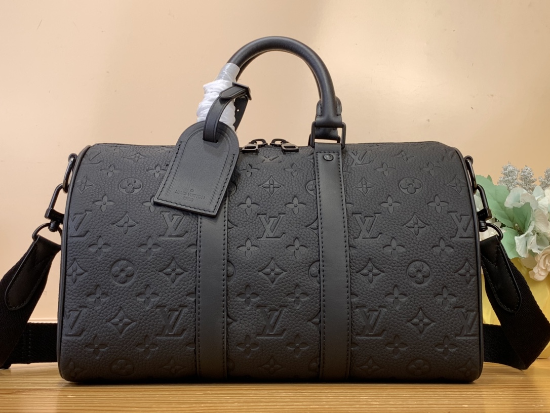NO:552354,Top Original [Keeall Bandoulière 35 Handbag] M22765 Black (Embossed) The Keeall Bandoulière 35 bag is a smaller version of House's iconic Keeall weekend bag, made from full-grain Taurillon cowhide leather with Monogram pattern printed on it. This convenient everyday bag features all the classic Keeall details, including leather side straps and leather top handle. Has an adjustable and removable shoulder strap Size 34 x  21 x 16 cm 7018085,,cowhide19860909顶级原单【Keeall Bandoulière 35手袋】M22765 黑色（压花） Keeall Bandoulière 35包是House标志性的Keeall周末包的较小版本,由全粒面Taurillon牛皮皮革制成,上面印有Monogram图案.这款方便的日常包具有Keeall的所有经典细节,包括侧面皮革表带和皮革顶部手柄.有一个可调节和可拆卸的肩带 尺寸34 x 21 x 16 厘米 7018085,,cowhide,Bag