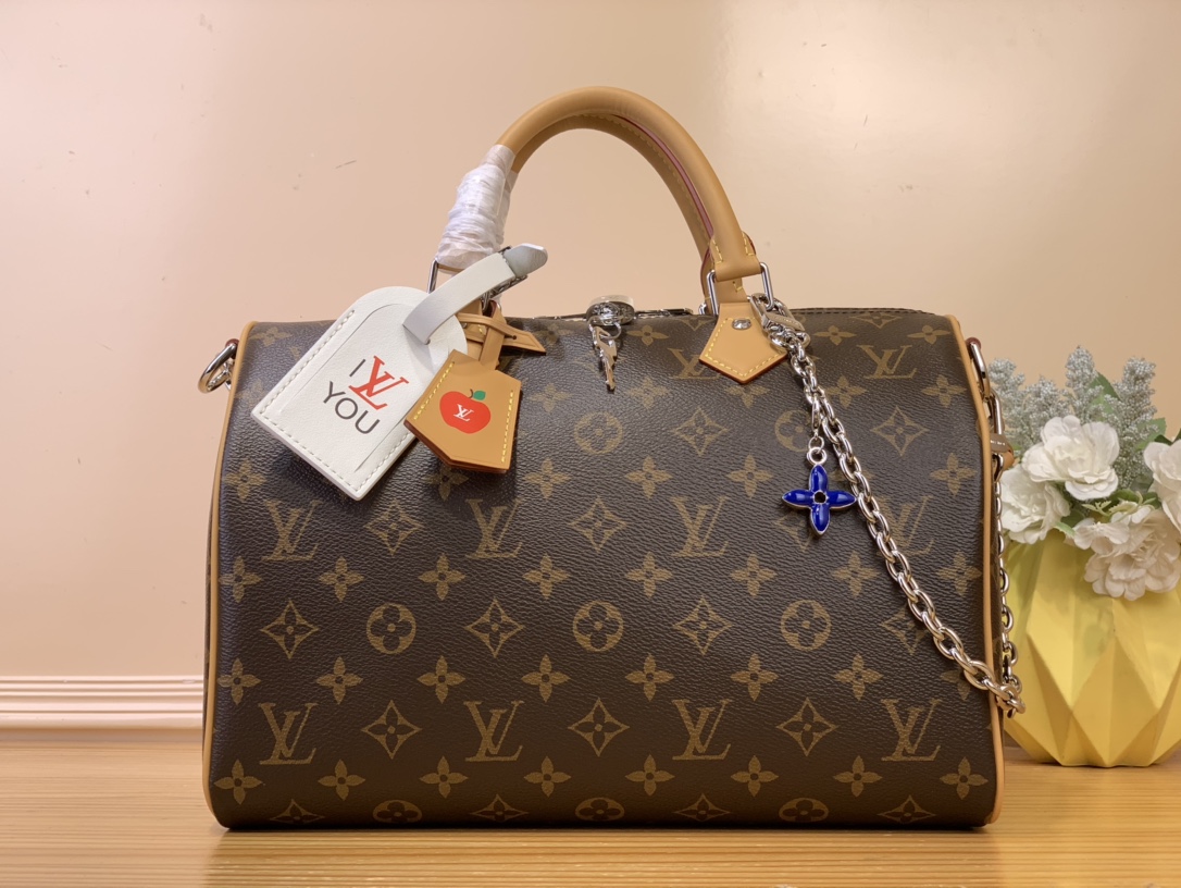 NO:551373,Top original single [Seedy Soft 30 Dark] m12243 presbyopia/black leather m11945 presbyopia m12803 presbyopia/yellow Seedy Soft 30 Dark XL  Designed to stand out, the Hl is the perfect travel companion. It's made from House's signature Monogram coated canvas, trimmed with black leather and finished with a bold, gothic-inspired chain. The chic and roomy design also features a nameplate and tassels, and has an internal zipped pocket to securely store your passport and other important items. New shoulder Toron handles add the final flourish. Dimensions 30 x 21 x 17 cm Comes with long shoulder strap 7318085  Not suitable for long shoulder strap 6317080,19860909顶级原单【Seedy Soft 30 Dark】 m12243 老花/黑皮 m11945 老花 m12803 老花/黄色 Seedy Soft 30 Dark XL Hl旨在脱颖而出,是完美的旅行伴侣.它由House标志性的Monogram涂层帆布制成,饰有黑色皮革,并饰有大胆的哥特式风格的链条.别致而宽敞的设计还具有名牌和流苏,并有一个内部拉链口袋,可以安全地存放护照和其他重要物品.新的肩部Toron手柄增加了最后的繁荣. 尺寸30 x 21 x 17厘米 配长肩带7318085 不配长肩带6317080,,Bag