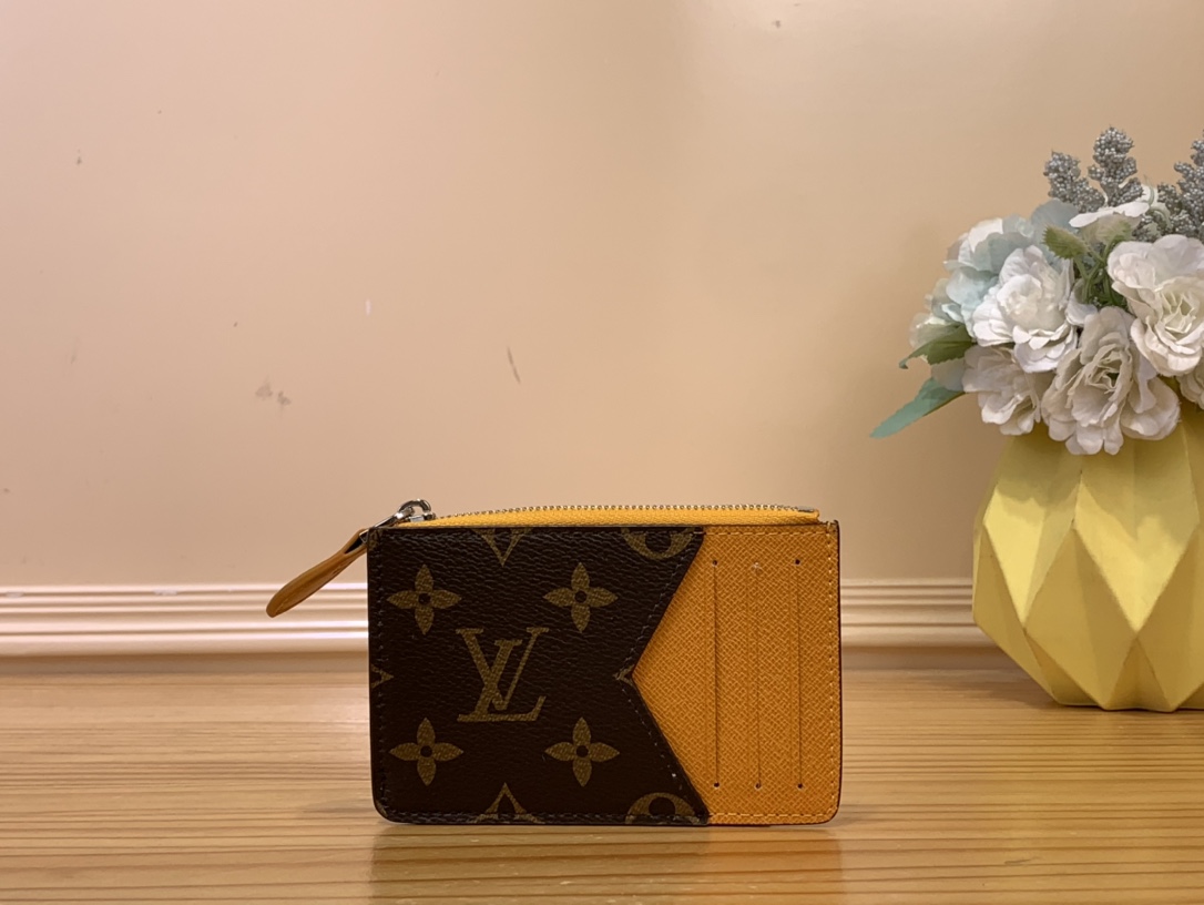NO:619959,Top original order [Romy Card Holder Wallet] M12382 Presbyopia/Blue M12385 Presbyopia/Red 12386 Presbyopia/Rose Red (Colorful) m12384 Presbyopia/Yellow A new work in the 'Color Fever' series, Ms's vivid update 'Porto' commensurate with this season  Kurt Romy'. Inspired by the Louis Vuitton archives, in iconic monogrammed canvas, contrasting leather lining with 3 card slots. Designed interior to store coins, opens and closes with a silver zipper. Dimensions 12 x 8 x 0.8 cm 1712025, louis vuitton19860909顶级原单【Romy 卡夹 钱夹】 M12382 老花/蓝色 M12385老花/红色 12386老花/玫红 (七彩) m12384 老花/黄色 “彩色狂热”系列的新作,Ms与本季相称的生动更新“波尔图 库尔特·罗米”.灵感来自路易威登档案,采用标志性的字母组合帆布,对比色的皮革衬里配有3个卡槽.可以收纳硬币的设计内饰,用银色的拉链打开和关闭. 尺寸 12 x 8 x 0.8厘米 1712025,,louis vuitton,Bag