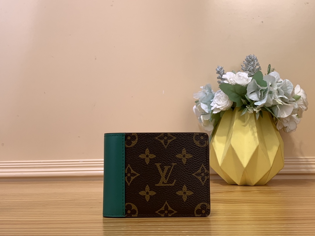 NO:620028,Top original order [Multile Wallet] m12837 Presbyopia/Yellow m12836 Presbyopia/Green m12835 Presbyopia/Dark Blue Colorful The classic design of the multi-wallet in Monogram Macassar coated canvas gets a stylish update, with colorful cowhide trim on the spine and lining. With eight card slots and a compartment for bills, this compact but functional wallet still fits into most pockets and bags. Size 11.5  x 9 x 1.5 cm.1612025,,wallets,cowhide19860909顶级原单【Multile Wallet】m12837 老花/黄色 m12836 老花/绿色 m12835 老花/深蓝 七彩 Monogram Macassar涂层帆布的多款钱包的经典设计得到了时尚的更新,其书脊和衬里采用彩色牛皮装饰.这款小巧但功能齐全的钱包有八个卡槽和一个放钞票的隔间,仍然可以放入大多数口袋和包中. 尺寸11.5 x 9 x 1.5厘米.1612025,,wallets,cowhide,Bag