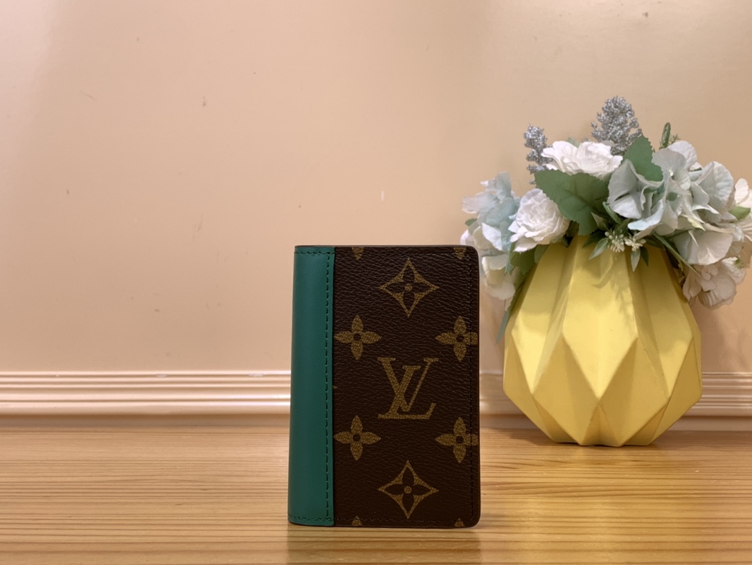 NO:620033,Top original item [Pocket Wallet] m12829 Presbyopia/Green m12828 Presbyopia/Blue m12830 Presbyopia/Red m12831 Presbyopia/Rose m12833 Presbyopia/Dark Blue m12834 Presbyopia/Yellow Colorful Compact socket Organizer Ms is small enough to fit into almost any pocket, made of Monogram Macassar canvas, with colored cowhide along the spine, LV  Part of the Colormania collection. Lined with leather in matching colours, the interior has three card slots and five internal pockets. There is a convenient external pocket at the back. Dimensions 7.5 x 11.1 x 1cm 1512025,,louis vuitton,cowhide19860909顶级原单【口袋钱夹】m12829 老花/绿色 m12828 老花/蓝色 m12830 老花/红色 m12831 老花/玫红 m12833 老花/深蓝色 m12834 老花/黄色 七彩 紧凑的ocket Organizer Ms足够小,几乎可以放入任何口袋,由Monogram Macassar帆布制成,沿书脊采用彩色牛皮,是LV Colormania系列的一部分.内衬有颜色相配的皮革,内部有三个卡槽和五个内袋.背面有一个方便的外袋. 尺寸7.5 x 11.1 x 1厘米 1512025,,louis vuitton,cowhide,Bag