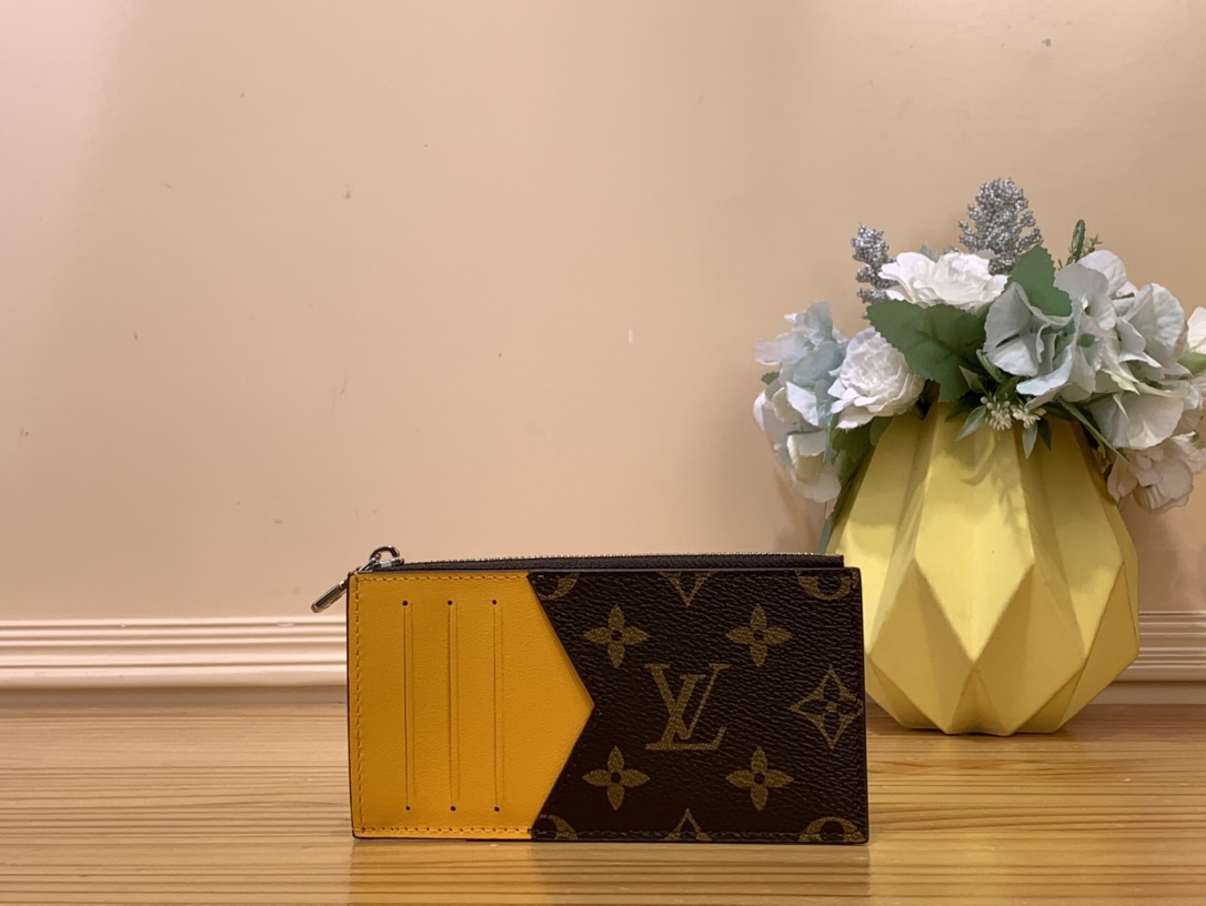 NO:620023,Top original item [COIN Card Holder] m30271 Presbyopic/Yellow (Colorful) This COIN Ms card holder is a combination of Taga leather and Monogram canvas painted with harmonious colors and outlining concise lines. The zipper hides the coin pocket underneath, and there are four card slots and a banknote compartment. Dimensions 14.5 x 1 x 8 cm 1712025,19860909顶级原单【COIN 卡夹】 m30271 老花/黄色（七彩） 此款 COIN Ms卡夹为 Taga 皮革和 Monogram 帆布的结合涂抹和谐色彩,勾勒简明线条.拉链将零钱袋隐藏其下,另有四个卡位和一个钞票隔层. 尺寸14.5 x 1 x 8 厘米 1712025,,Bag