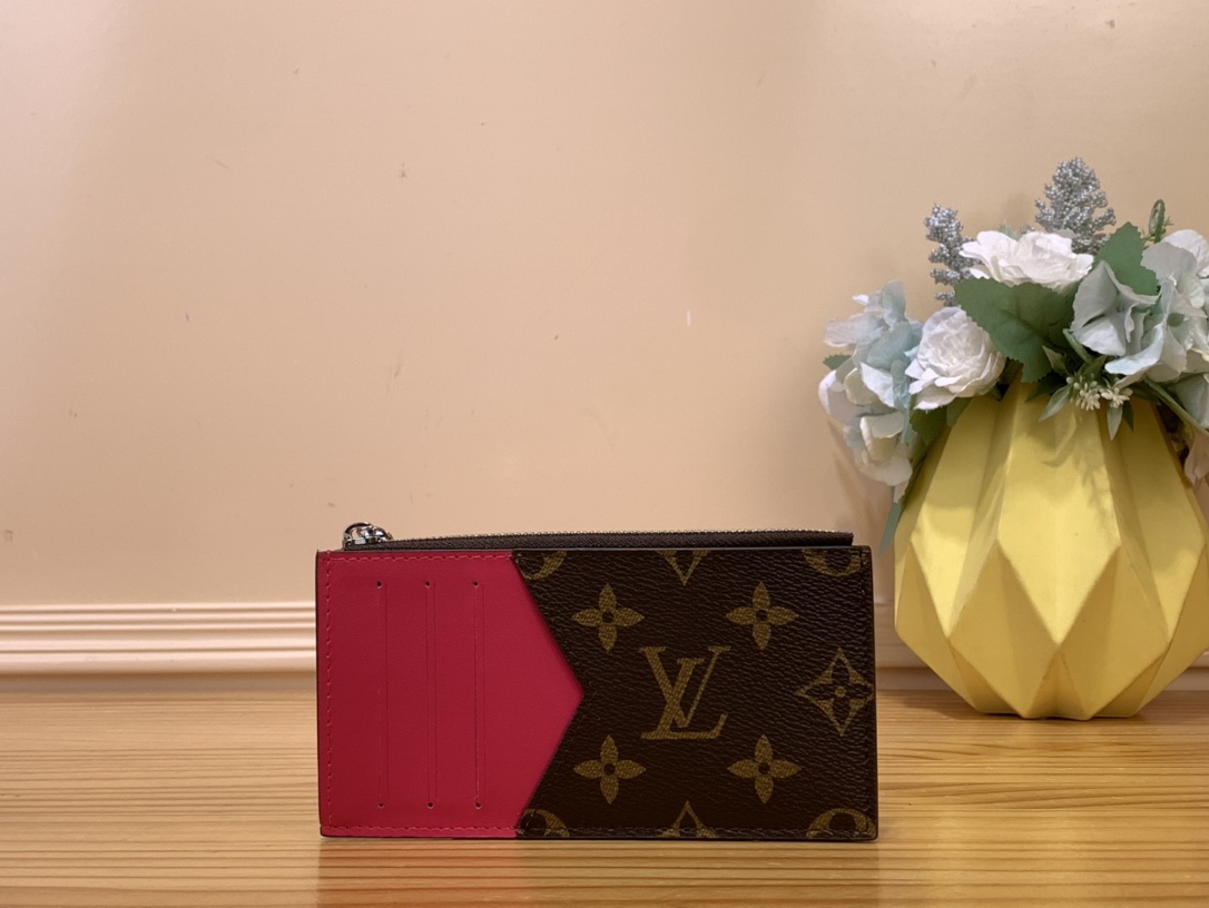 NO:620054,Top original order [COIN Card Holder] m30271 Presbyopia/Rose Red (Colorful) This COIN Ms card holder is a combination of Taga leather and Monogram canvas painted with harmonious colors and outlining concise lines. The zipper hides the coin pocket underneath, and there are four card slots and a banknote compartment. Size 14.5 x 1 x 8 cm 1712025,19860909顶级原单【COIN 卡夹】 m30271 老花/玫红色（七彩） 此款 COIN Ms卡夹为 Taga 皮革和 Monogram 帆布的结合涂抹和谐色彩,勾勒简明线条.拉链将零钱袋隐藏其下,另有四个卡位和一个钞票隔层. 尺寸14.5 x 1 x 8 厘米 1712025,,Bag