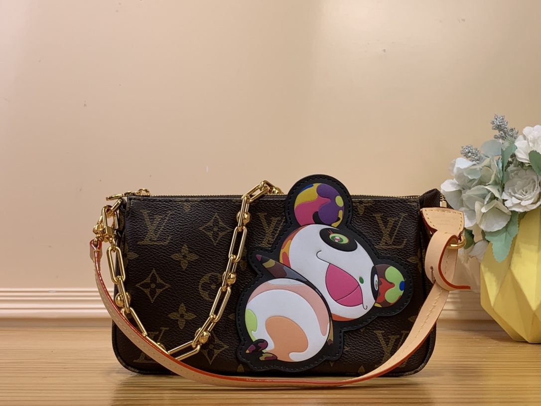 NO:620186,Top original single planet [LV x TM OCHETTE ACCESSOIRES handbag] m13440 presbyopia (tricolor - Murakami Takashi) doll This ochette Accessoires XLLT handbag is made of Monogram coated canvas, for Louis Vuitton x  Murakami's reissue series injects lively personality. The artist's colorful panda image renews the classic silhouette, and the zipper design allows for secure storage of daily items. The cowhide leather shoulder strap and dazzling chain are both detachable, allowing for a variety of carrying methods. Size 13 x 4 x 22 cm 4315055,, louis vuitton, louis vuitton, cowhide19860909顶级原单行星【LV x TM OCHETTE ACCESSOIRES 手袋】 m13440 老花（三彩-村上隆） 公仔 本款 ochette Accessoires XLLT手袋取材 Monogram 涂层帆布,为路易威登 x 村上隆再版系列注入活泼个性.艺术家笔下色彩缤纷的熊猫形象焕新经典廓形,拉链设计实现日常物品的稳妥收纳.牛皮革肩带和耀目链条均可拆卸,实现多种背携方式. 尺寸13 x 4 x 22 厘米 4315055,,louis vuitton,louis vuitton,cowhide,Bag