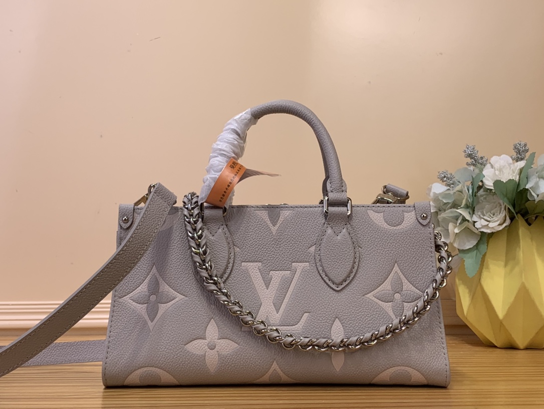 NO:620729,Top original order [ONTHEGO EAST WEST handbag] m14213 taro purple (silk screen) M23640 This OnTheGo East West Ys handbag is from the LV Milky Way series. It renders the iconic Monogram Emreinte leather with seasonal colors, complementing the shiny metal parts and detachable woven chain. The inner and outer compartments can store daily needs in an orderly manner, and the compact configuration is easy to carry in a variety of ways. Size 13 x  10 x 25 cm.8019085,,louis vuitton19860909顶级原单【ONTHEGO EAST WEST 手袋】 m14213 芋泥紫（丝印） M23640 本款 OnTheGo East West Ys手袋出自 LV Milky Way 系列,为标志性 Monogram Emreinte 皮革渲染当季色彩,与亮泽金属件和可拆卸编织链条交相辉映.内外隔层可有序收纳日常所需,紧凑构型方便以多种方式背携. 尺寸13 x 10 x 25 厘米.8019085,,louis vuitton,Bag