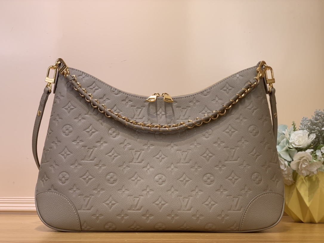 NO:551783,Top original order [Sac Boulogne GM] m25854 taupe m13706 black This classic Boulogne bag is available this season in a roomy and versatile format, ideal for carrying a laptop and other essentials. Inspired by an archival piece from 1984, this elegant model is made of Monogram Imreinte leather and complemented by a removable gold braided chain. It can be worn crosswise, over the shoulder or by hand. Dimensions 40x29x15 cm  8619095 (length x height x width),19860909顶级原单【Sac Boulogne GM】 m25854 灰褐色 m13706 黑色 这款经典的布洛涅包本季以宽敞的通用格式提供,Ys非常适合携带笔记本电脑和其他必需品.灵感来自1984年的档案作品,这款优雅的模型由Monogram Imreinte皮革制成,并辅以可拆卸的金色编织链.它可以交叉佩戴、肩背或用手佩戴. 尺寸40x29x15厘米 8619095（长x高x宽）,,Bag