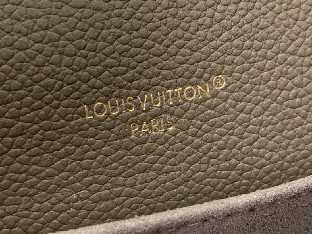 💕顶级原单💕

【Pochette Metis East West】 m25910 烟熏灰绿色

这款Pochette Métis East West的返校版以季节性的烟雾色调展示了经典设计。它由Monogram Empreinte皮革制成，饰有金色五金，包括标志性的S锁和可拆卸链条。有组织的内部提供三个隔间，一个中央拉链口袋，另一个放在外面。

尺寸：21.5 x 13.5 x 6厘米 LPJY78153600

（长度x高度x宽度）