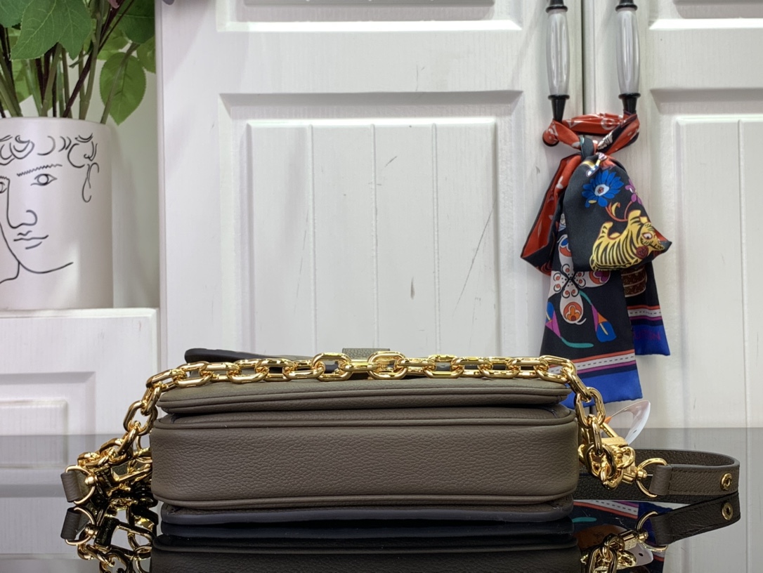 💕顶级原单💕

【Pochette Metis East West】 m25910 烟熏灰绿色

这款Pochette Métis East West的返校版以季节性的烟雾色调展示了经典设计。它由Monogram Empreinte皮革制成，饰有金色五金，包括标志性的S锁和可拆卸链条。有组织的内部提供三个隔间，一个中央拉链口袋，另一个放在外面。

尺寸：21.5 x 13.5 x 6厘米 LPJY78153600

（长度x高度x宽度）