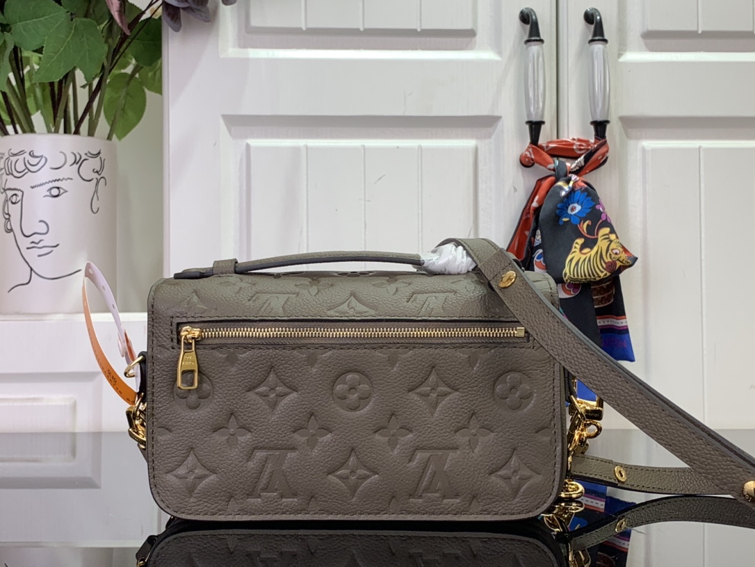 💕顶级原单💕

【Pochette Metis East West】 m25910 烟熏灰绿色

这款Pochette Métis East West的返校版以季节性的烟雾色调展示了经典设计。它由Monogram Empreinte皮革制成，饰有金色五金，包括标志性的S锁和可拆卸链条。有组织的内部提供三个隔间，一个中央拉链口袋，另一个放在外面。

尺寸：21.5 x 13.5 x 6厘米 LPJY78153600

（长度x高度x宽度）