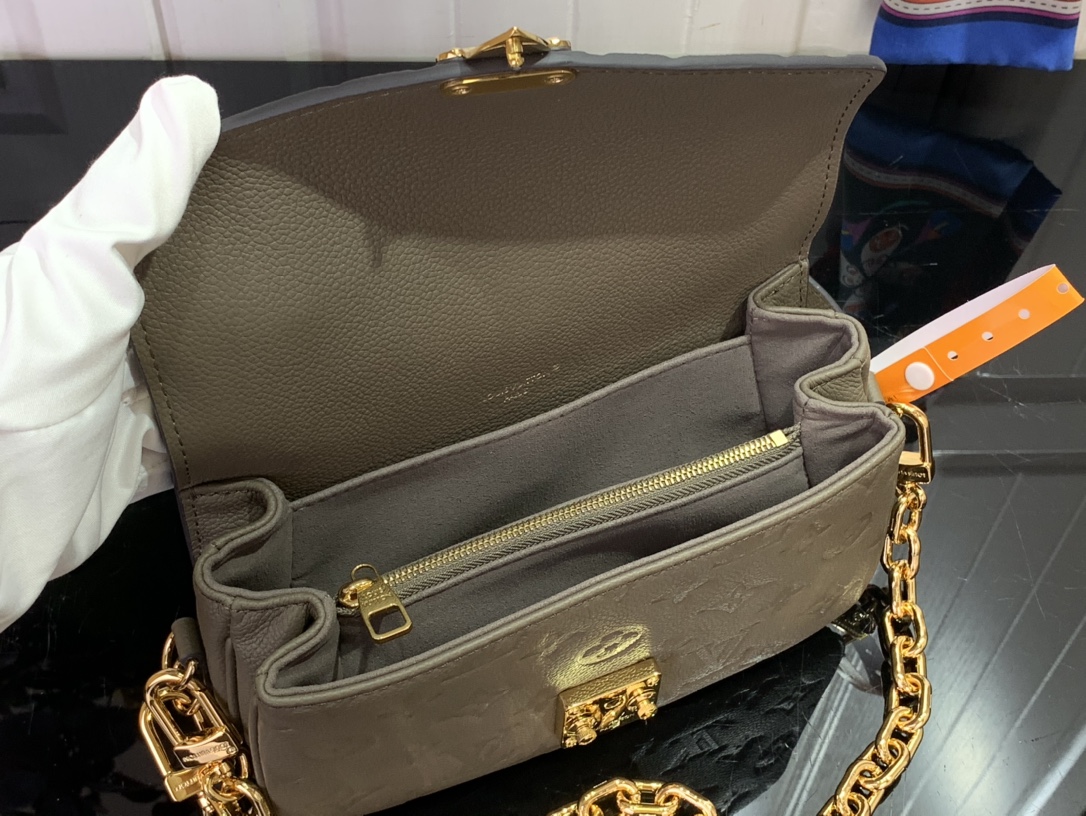 💕顶级原单💕

【Pochette Metis East West】 m25910 烟熏灰绿色

这款Pochette Métis East West的返校版以季节性的烟雾色调展示了经典设计。它由Monogram Empreinte皮革制成，饰有金色五金，包括标志性的S锁和可拆卸链条。有组织的内部提供三个隔间，一个中央拉链口袋，另一个放在外面。

尺寸：21.5 x 13.5 x 6厘米 LPJY78153600

（长度x高度x宽度）