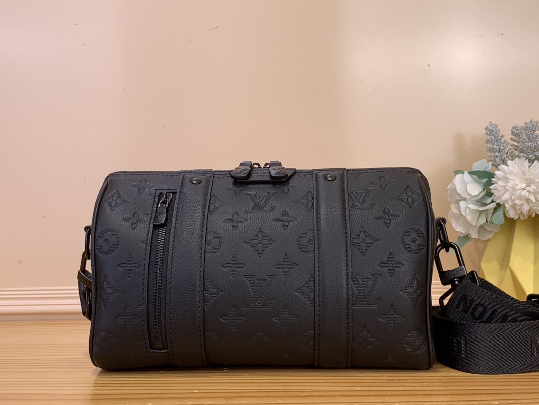NO:602971,Top Original [City Keeall Handbag] M26750 Black 27184 Dark Green (Stripe Embossed) This handbag is made of Monogram Hx shadow cowhide, with a Monogram pattern faintly printed on its soft surface. The side reinforcement straps are made of the same cowhide material, and its unique profile makes it similar to Keeall  The collection is closely connected. The detachable and adjustable shoulder strap or cross-body strap design allows this handbag to adapt to different wearing styles, adding versatility for daily use. Dimensions 27.5x 16.5 x 15cm 6518075,,cowhide19860909顶级原单【City Keeall 手袋】M26750 黑色 27184 深绿色（条纹压花） 本款手提包采用 Monogram Hx阴影牛皮制成,其柔软表面隐约印有 Monogram 图案.侧面加固带采用与之相同的牛皮材质,其独特的轮廓使其与 Keeall 系列紧密相连.可拆卸且可调节的肩带或斜挎带设计,使这款手提包能够适应不同的佩戴方式,增添日常使用的多样性. 尺寸 27.5x 16.5 x 15cm 6518075,,cowhide,Bag