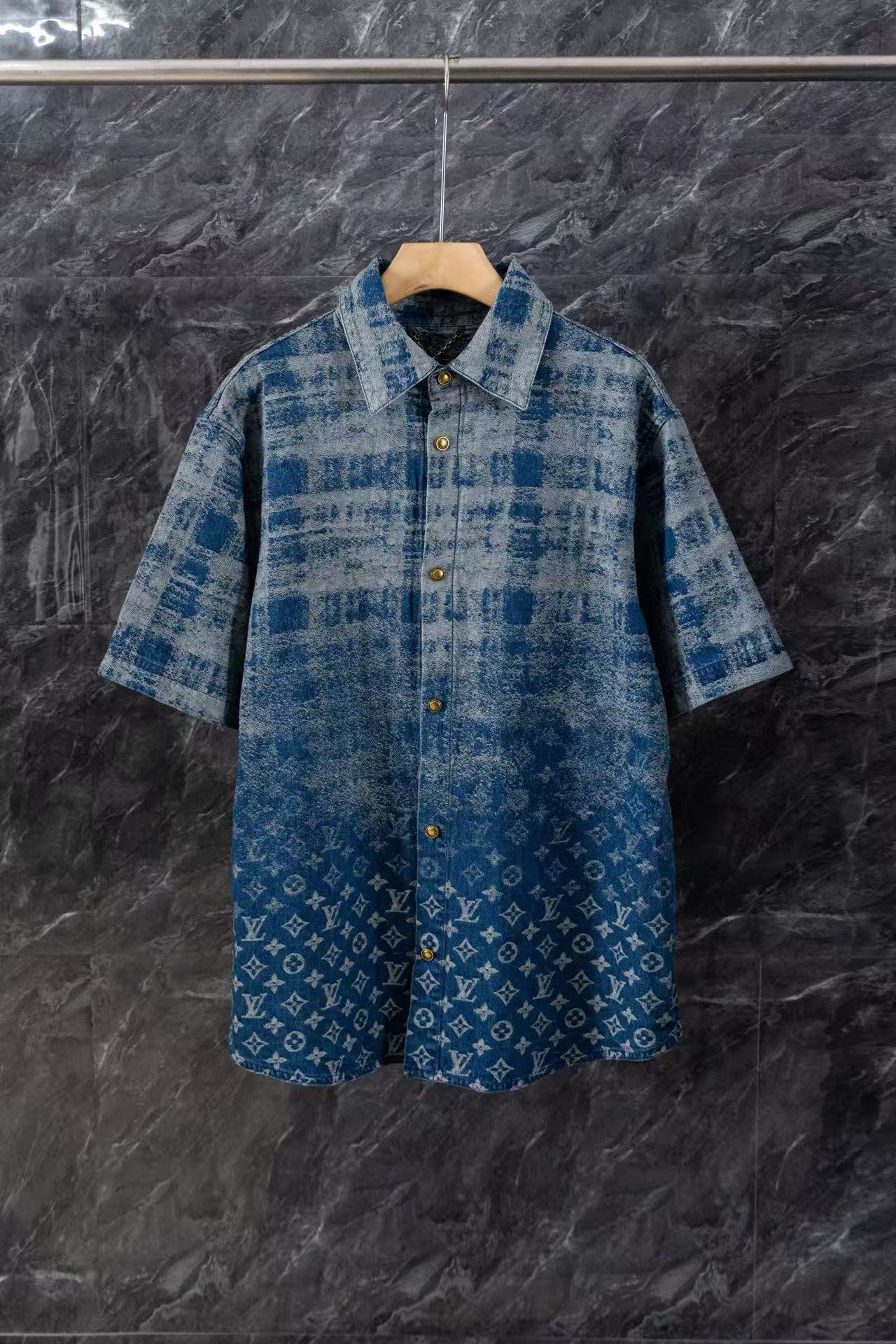 P180 【Fotografía real】LV Louis Vuitton camisa vaquera de manga corta con jacquard de cuadros degradados 【En stock】S M L…
