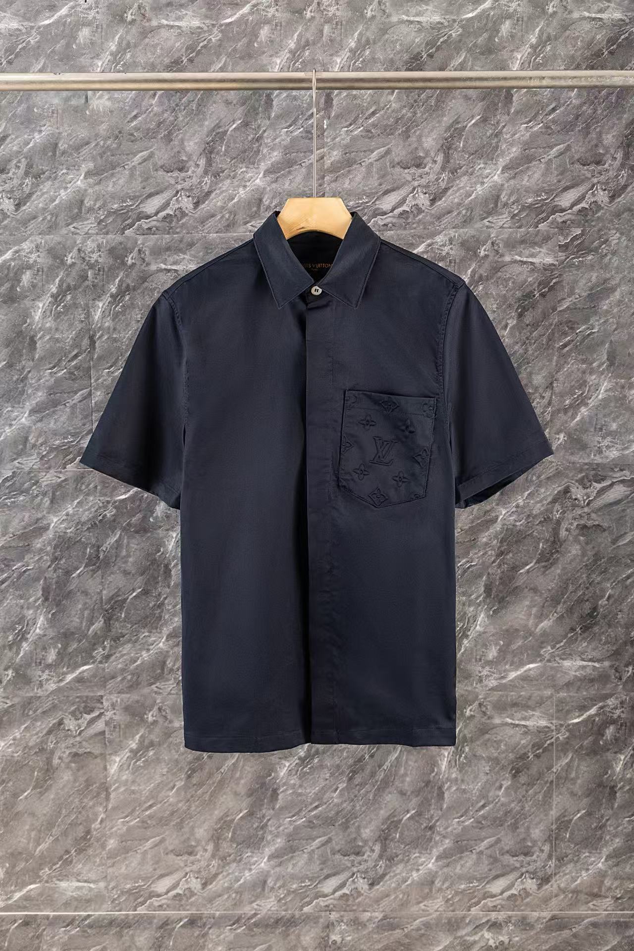 P155 LOUIS VUITTON LV 25SSMONOGRAM camisa de manga corta con bolsillo, comprada por 9300, algodón satinado personalizad…