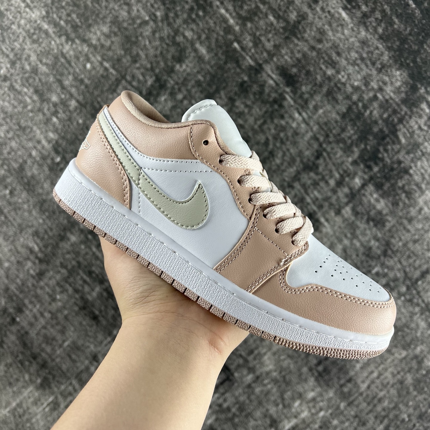 💰135
#RY市面最性价比 Air Jordan AJ1 Low 低帮全新流水线出品 头层唯一选择 市场第一梯队最强版 全部原鞋开发 原楦原纸板开发 全鞋电脑针车 原厂内置全掌气垫 原盒内在原标 唯一Zp原版鞋带绑法 免检产品 全新版型 全头层皮料 完美零毛边处理 原厂配置全掌气垫 价格定位良心 几百个配色陆续出货
码数:36-46半