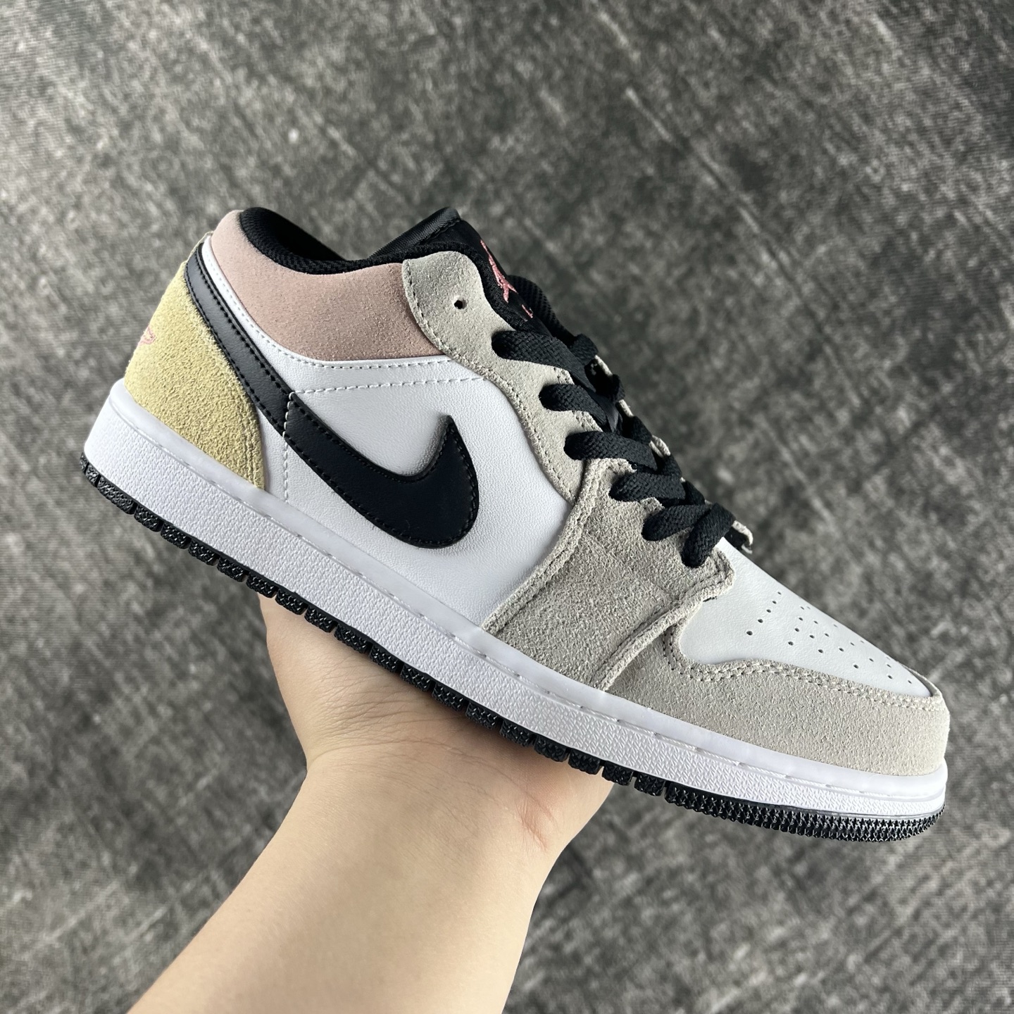 💰135
#RY市面最性价比 Air Jordan AJ1 Low 低帮全新流水线出品 头层唯一选择 市场第一梯队最强版 全部原鞋开发 原楦原纸板开发 全鞋电脑针车 原厂内置全掌气垫 原盒内在原标 唯一Zp原版鞋带绑法 免检产品 全新版型 全头层皮料 完美零毛边处理 原厂配置全掌气垫 价格定位良心 几百个配色陆续出货
码数:36-46半
