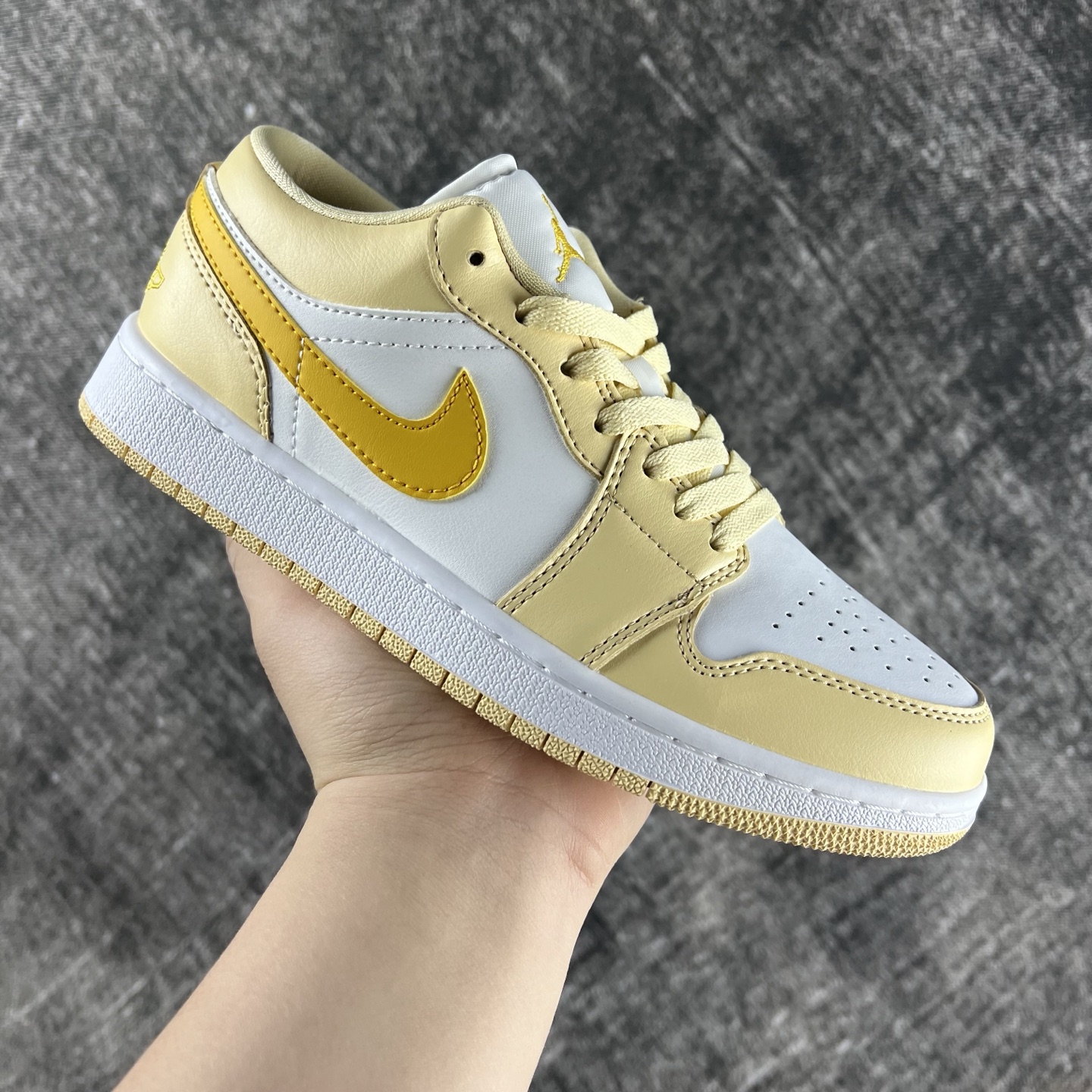 💰135
#RY市面最性价比 Air Jordan AJ1 Low 低帮全新流水线出品 头层唯一选择 市场第一梯队最强版 全部原鞋开发 原楦原纸板开发 全鞋电脑针车 原厂内置全掌气垫 原盒内在原标 唯一Zp原版鞋带绑法 免检产品 全新版型 全头层皮料 完美零毛边处理 原厂配置全掌气垫 价格定位良心 几百个配色陆续出货
码数:36-46半