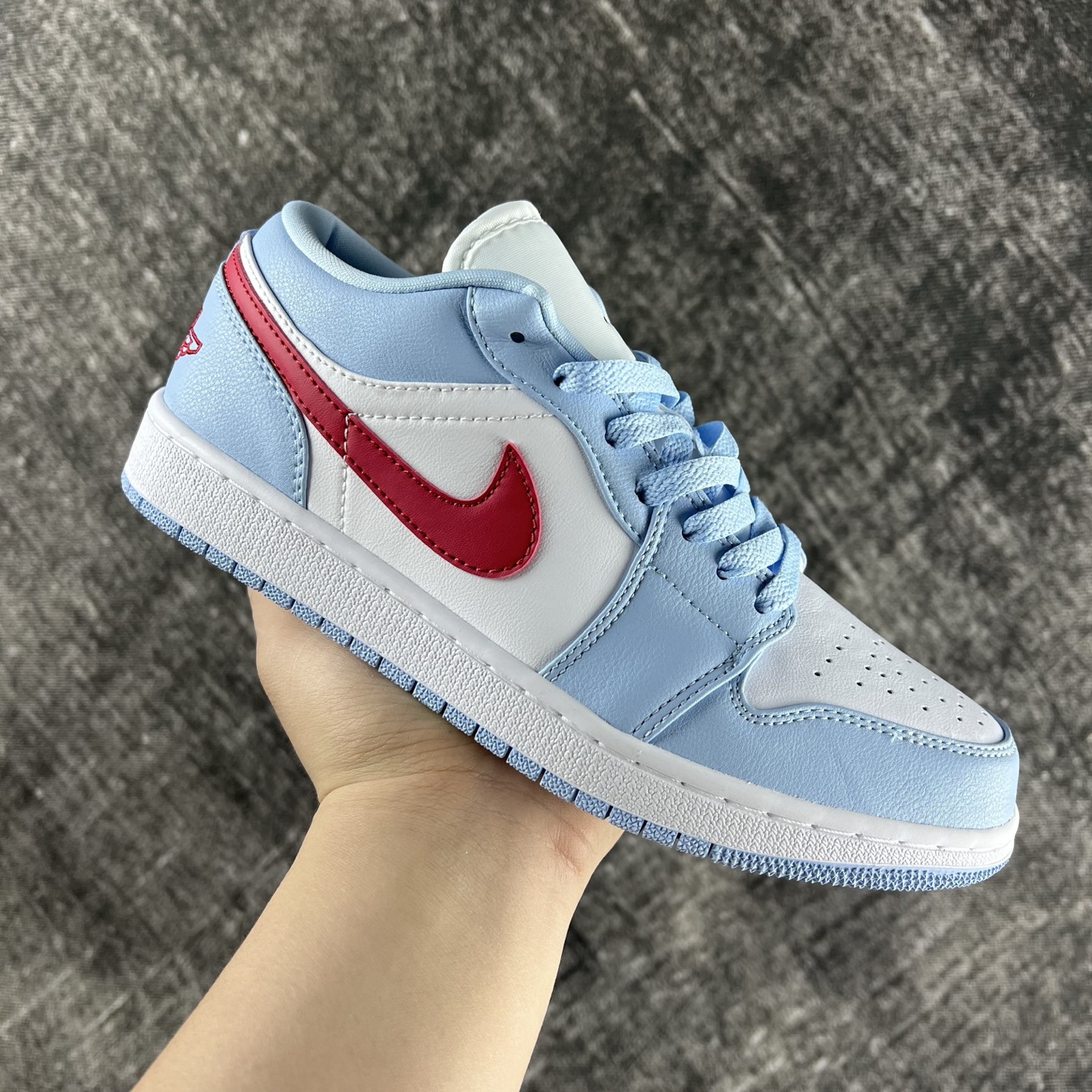 💰135
#RY市面最性价比 Air Jordan AJ1 Low 低帮全新流水线出品 头层唯一选择 市场第一梯队最强版 全部原鞋开发 原楦原纸板开发 全鞋电脑针车 原厂内置全掌气垫 原盒内在原标 唯一Zp原版鞋带绑法 免检产品 全新版型 全头层皮料 完美零毛边处理 原厂配置全掌气垫 价格定位良心 几百个配色陆续出货
码数:36-46半