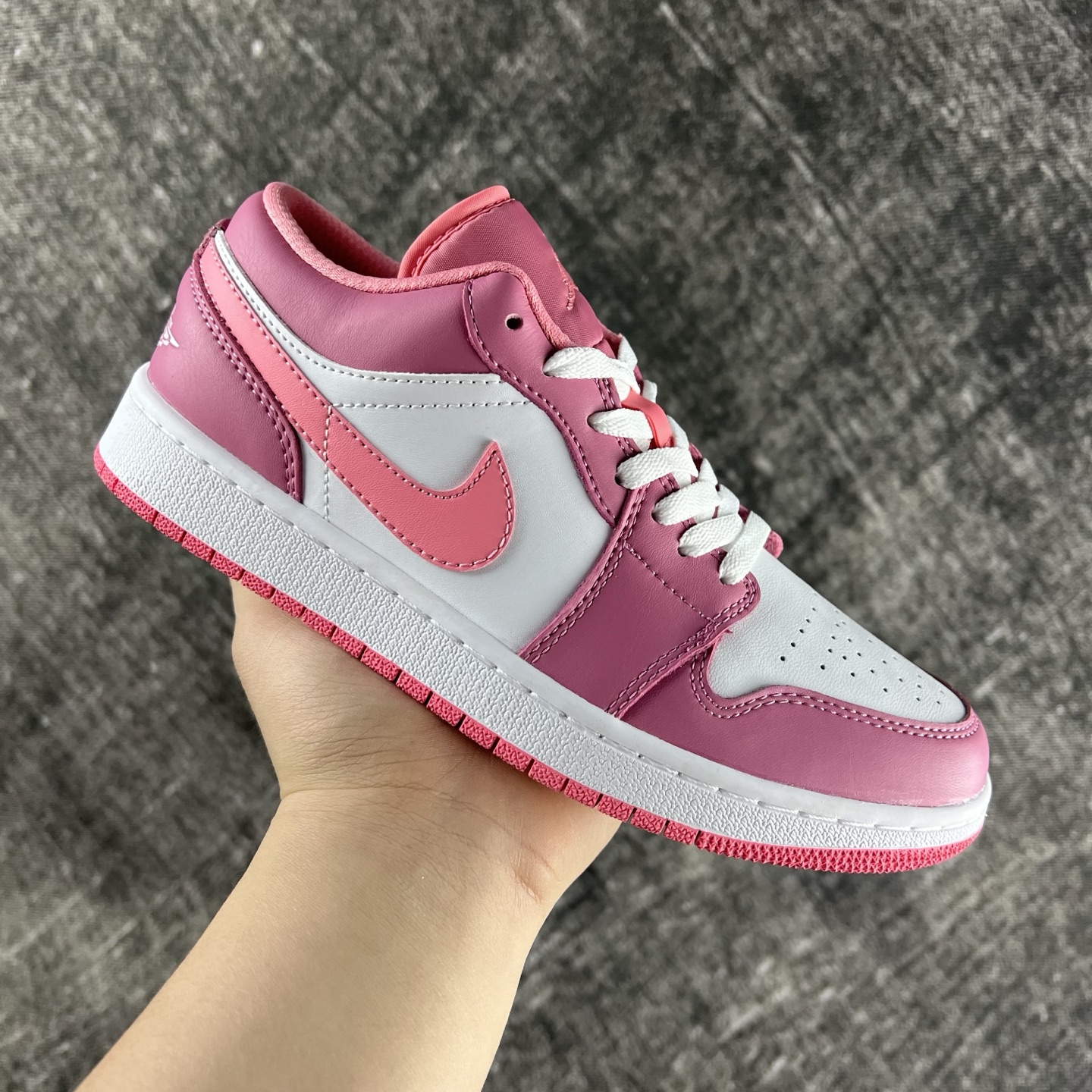 💰135
#RY市面最性价比 Air Jordan AJ1 Low 低帮全新流水线出品 头层唯一选择 市场第一梯队最强版 全部原鞋开发 原楦原纸板开发 全鞋电脑针车 原厂内置全掌气垫 原盒内在原标 唯一Zp原版鞋带绑法 免检产品 全新版型 全头层皮料 完美零毛边处理 原厂配置全掌气垫 价格定位良心 几百个配色陆续出货
码数:36-46半