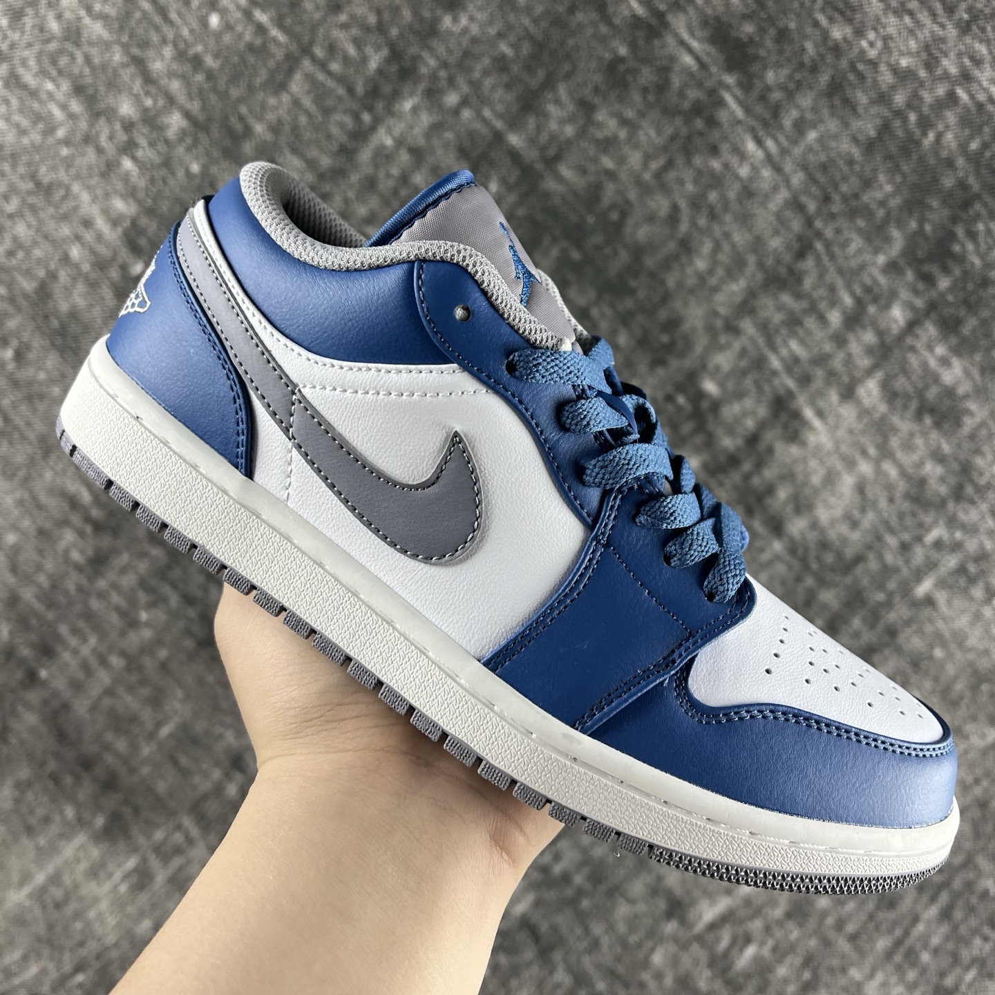 💰135
#RY市面最性价比 Air Jordan AJ1 Low 低帮全新流水线出品 头层唯一选择 市场第一梯队最强版 全部原鞋开发 原楦原纸板开发 全鞋电脑针车 原厂内置全掌气垫 原盒内在原标 唯一Zp原版鞋带绑法 免检产品 全新版型 全头层皮料 完美零毛边处理 原厂配置全掌气垫 价格定位良心 几百个配色陆续出货
码数:36-46半