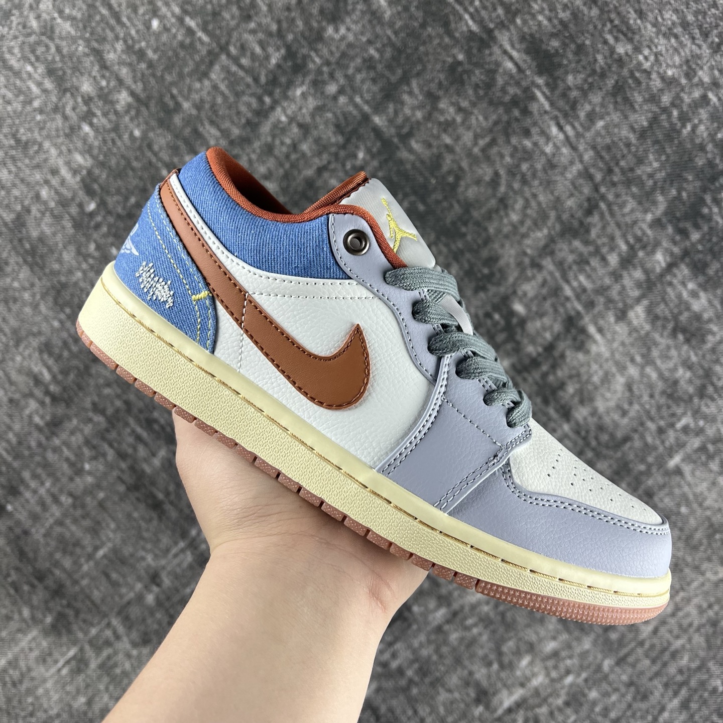 💰135
#RY市面最性价比 Air Jordan AJ1 Low 低帮全新流水线出品 头层唯一选择 市场第一梯队最强版 全部原鞋开发 原楦原纸板开发 全鞋电脑针车 原厂内置全掌气垫 原盒内在原标 唯一Zp原版鞋带绑法 免检产品 全新版型 全头层皮料 完美零毛边处理 原厂配置全掌气垫 价格定位良心 几百个配色陆续出货
码数:36-46半