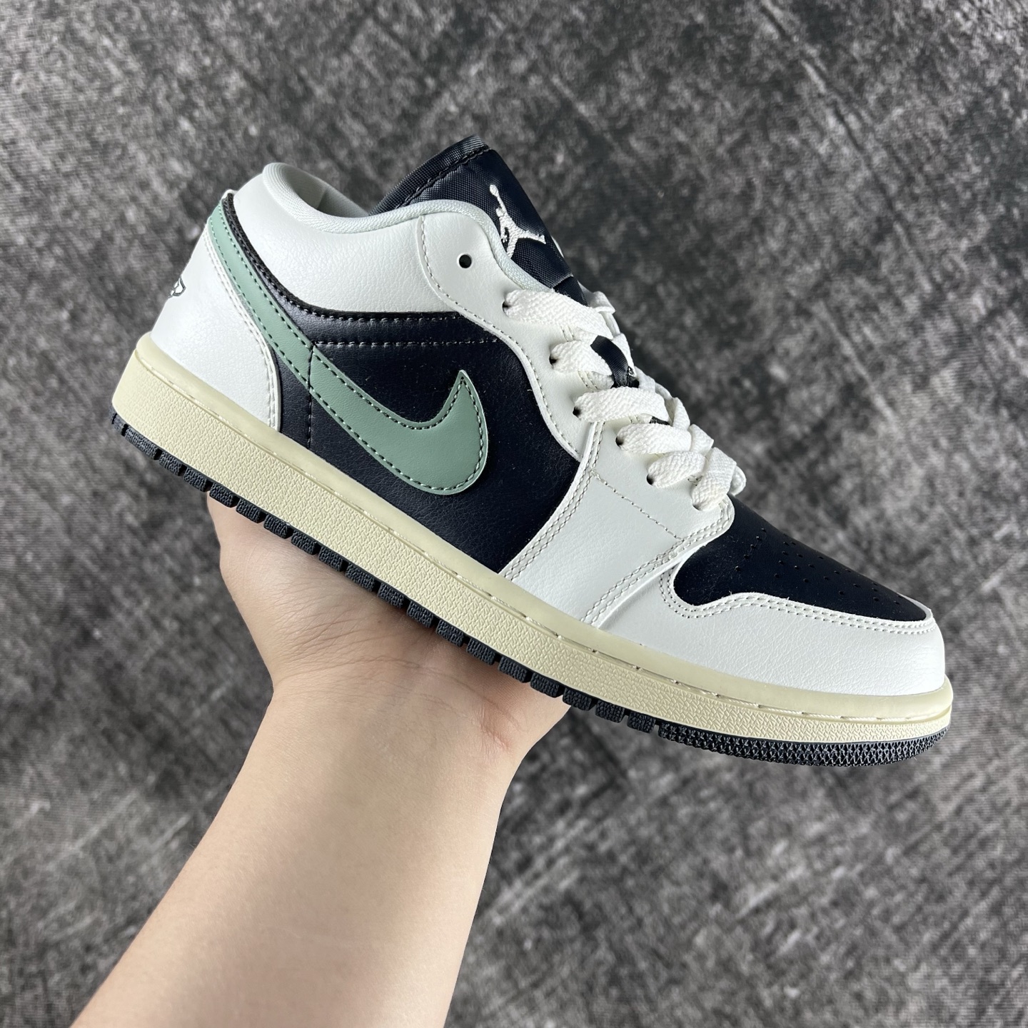 💰135
#RY市面最性价比 Air Jordan AJ1 Low 低帮全新流水线出品 头层唯一选择 市场第一梯队最强版 全部原鞋开发 原楦原纸板开发 全鞋电脑针车 原厂内置全掌气垫 原盒内在原标 唯一Zp原版鞋带绑法 免检产品 全新版型 全头层皮料 完美零毛边处理 原厂配置全掌气垫 价格定位良心 几百个配色陆续出货
码数:36-46半