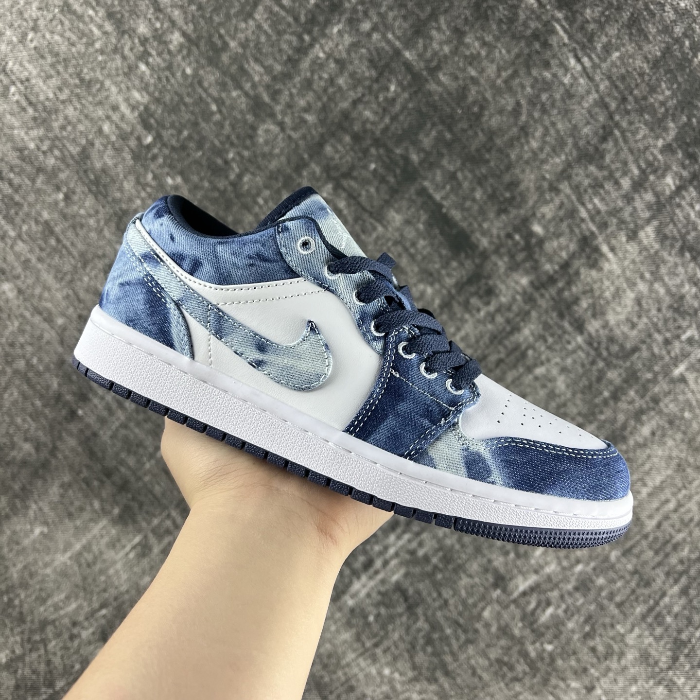 💰135
#RY市面最性价比 Air Jordan AJ1 Low 低帮全新流水线出品 头层唯一选择 市场第一梯队最强版 全部原鞋开发 原楦原纸板开发 全鞋电脑针车 原厂内置全掌气垫 原盒内在原标 唯一Zp原版鞋带绑法 免检产品 全新版型 全头层皮料 完美零毛边处理 原厂配置全掌气垫 价格定位良心 几百个配色陆续出货
码数:36-46半