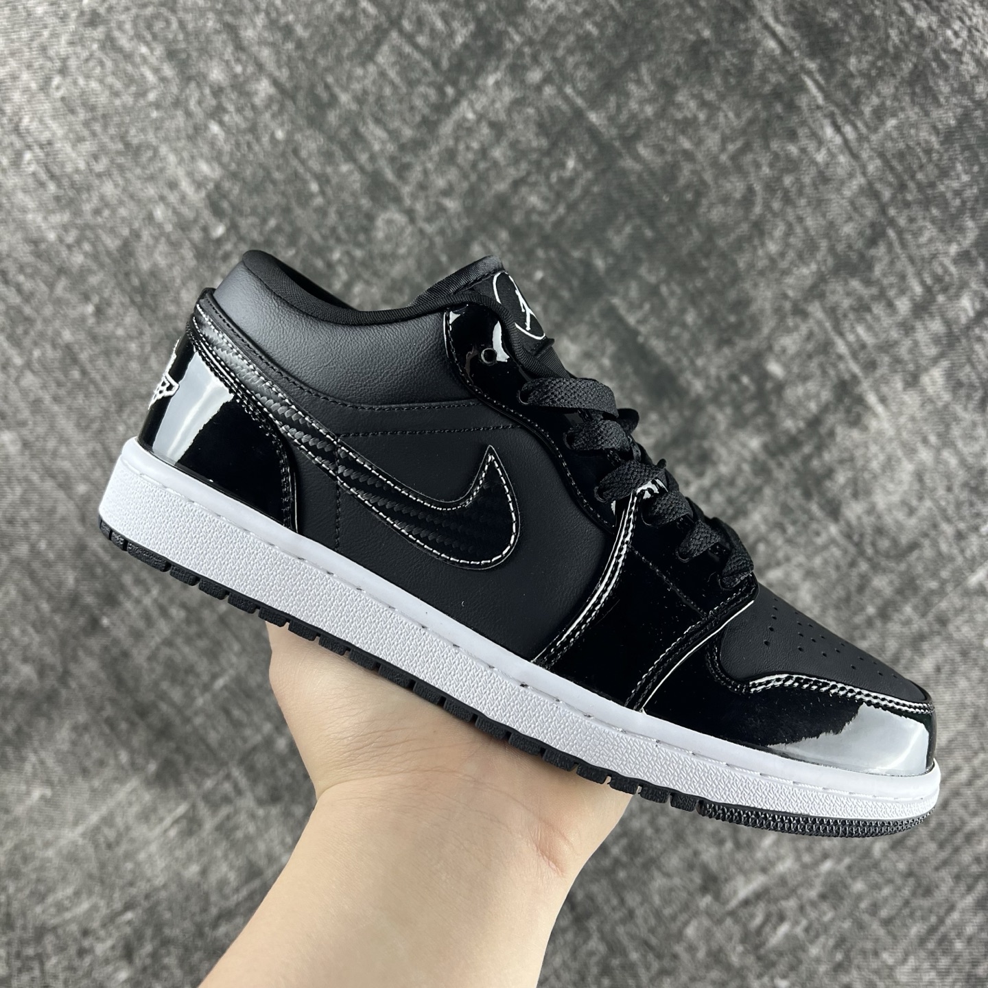 💰135
#RY市面最性价比 Air Jordan AJ1 Low 低帮全新流水线出品 头层唯一选择 市场第一梯队最强版 全部原鞋开发 原楦原纸板开发 全鞋电脑针车 原厂内置全掌气垫 原盒内在原标 唯一Zp原版鞋带绑法 免检产品 全新版型 全头层皮料 完美零毛边处理 原厂配置全掌气垫 价格定位良心 几百个配色陆续出货
码数:36-46半