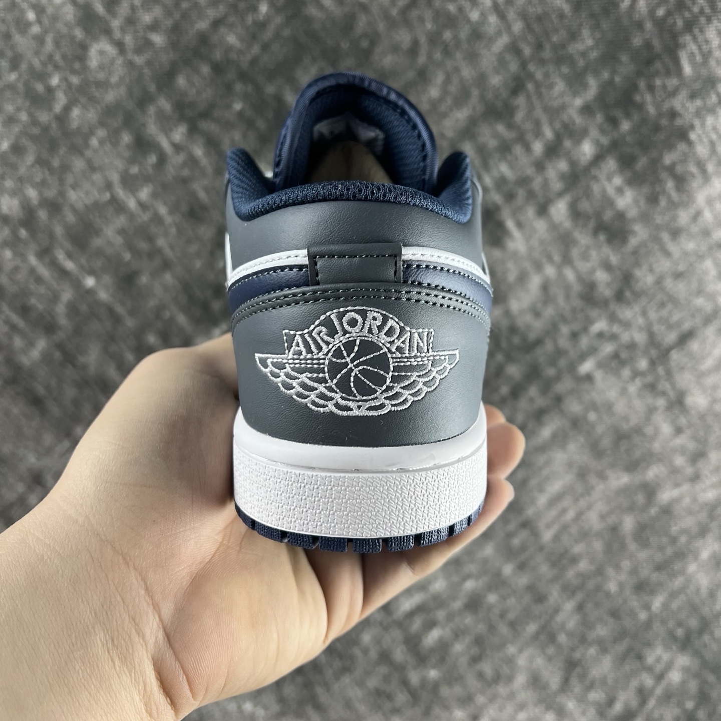 💰135
#RY市面最性价比 Air Jordan AJ1 Low 低帮全新流水线出品 头层唯一选择 市场第一梯队最强版 全部原鞋开发 原楦原纸板开发 全鞋电脑针车 原厂内置全掌气垫 原盒内在原标 唯一Zp原版鞋带绑法 免检产品 全新版型 全头层皮料 完美零毛边处理 原厂配置全掌气垫 价格定位良心 几百个配色陆续出货
码数:36-46半