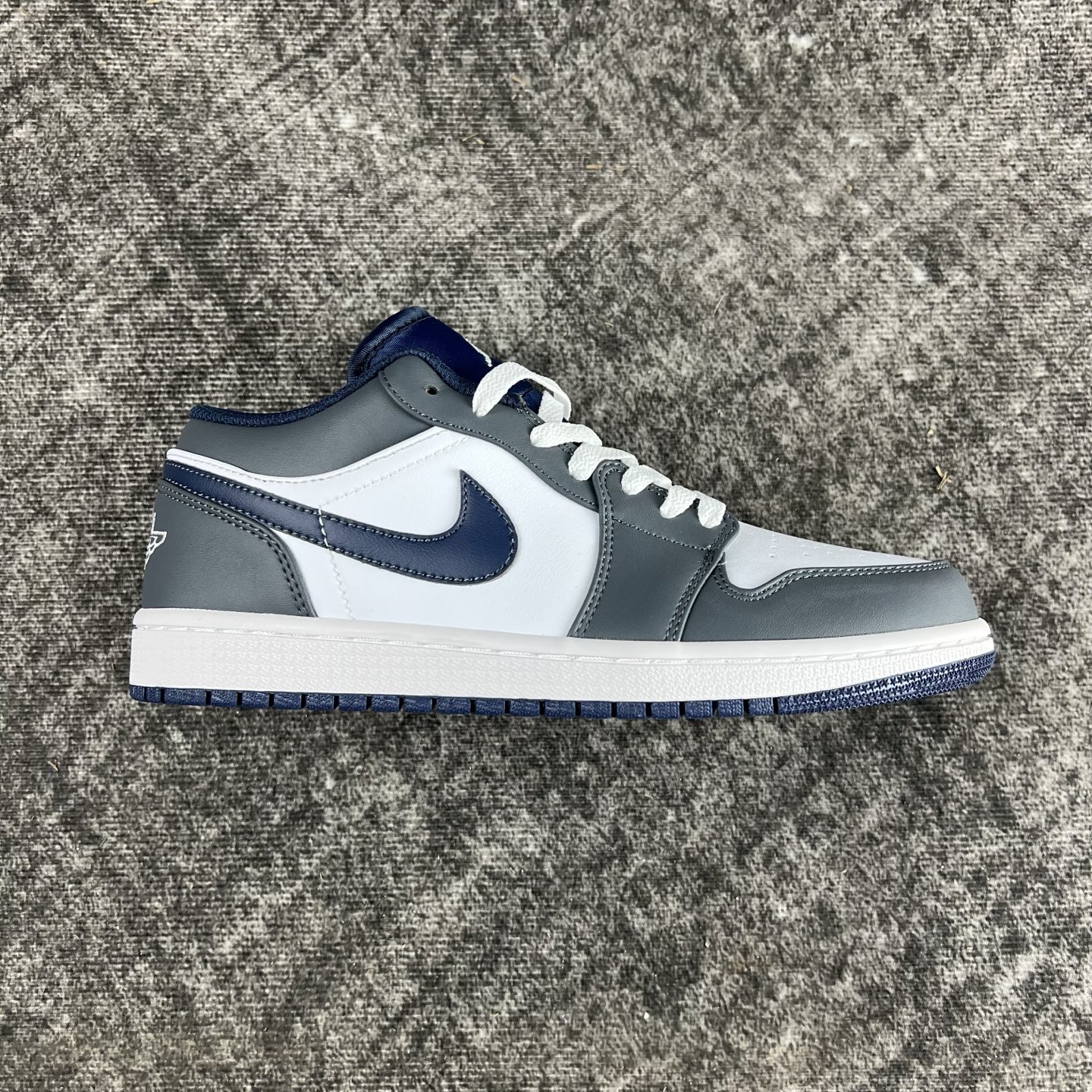 💰135
#RY市面最性价比 Air Jordan AJ1 Low 低帮全新流水线出品 头层唯一选择 市场第一梯队最强版 全部原鞋开发 原楦原纸板开发 全鞋电脑针车 原厂内置全掌气垫 原盒内在原标 唯一Zp原版鞋带绑法 免检产品 全新版型 全头层皮料 完美零毛边处理 原厂配置全掌气垫 价格定位良心 几百个配色陆续出货
码数:36-46半
