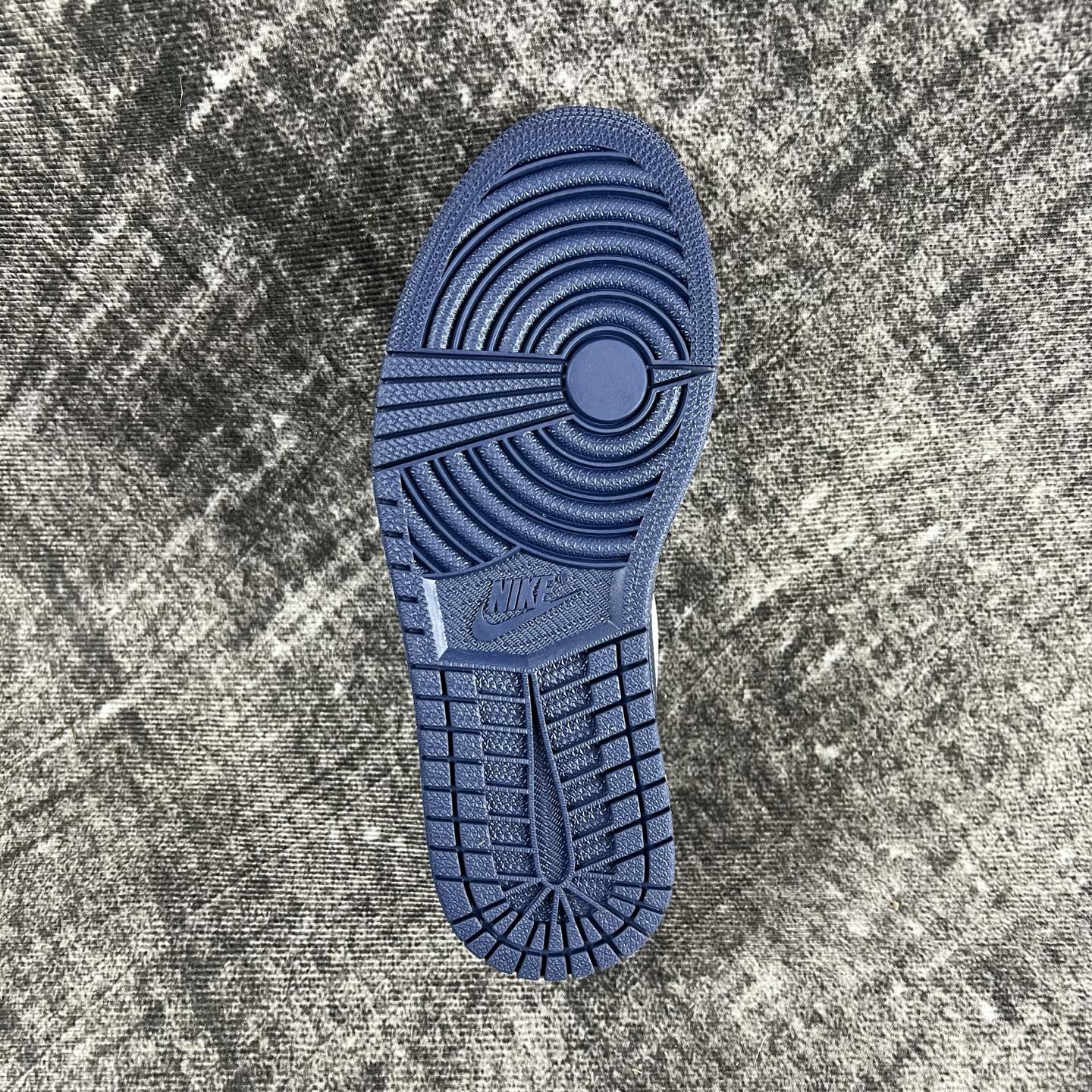 💰135
#RY市面最性价比 Air Jordan AJ1 Low 低帮全新流水线出品 头层唯一选择 市场第一梯队最强版 全部原鞋开发 原楦原纸板开发 全鞋电脑针车 原厂内置全掌气垫 原盒内在原标 唯一Zp原版鞋带绑法 免检产品 全新版型 全头层皮料 完美零毛边处理 原厂配置全掌气垫 价格定位良心 几百个配色陆续出货
码数:36-46半