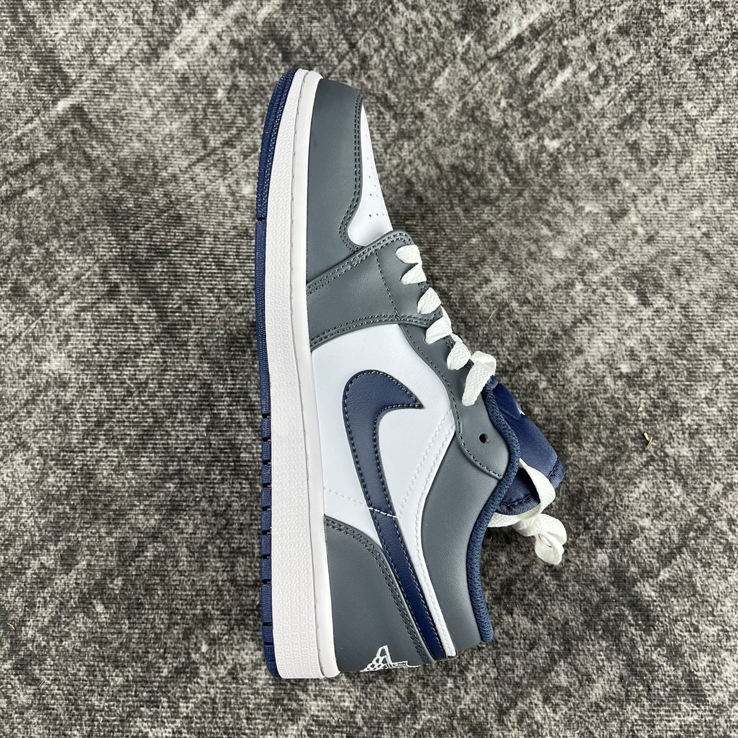 💰135
#RY市面最性价比 Air Jordan AJ1 Low 低帮全新流水线出品 头层唯一选择 市场第一梯队最强版 全部原鞋开发 原楦原纸板开发 全鞋电脑针车 原厂内置全掌气垫 原盒内在原标 唯一Zp原版鞋带绑法 免检产品 全新版型 全头层皮料 完美零毛边处理 原厂配置全掌气垫 价格定位良心 几百个配色陆续出货
码数:36-46半