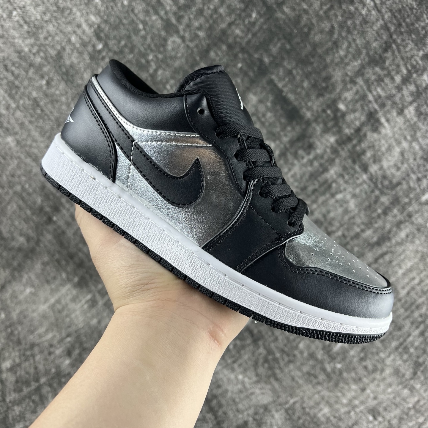 💰135
#RY市面最性价比 Air Jordan AJ1 Low 低帮全新流水线出品 头层唯一选择 市场第一梯队最强版 全部原鞋开发 原楦原纸板开发 全鞋电脑针车 原厂内置全掌气垫 原盒内在原标 唯一Zp原版鞋带绑法 免检产品 全新版型 全头层皮料 完美零毛边处理 原厂配置全掌气垫 价格定位良心 几百个配色陆续出货
码数:36-46半