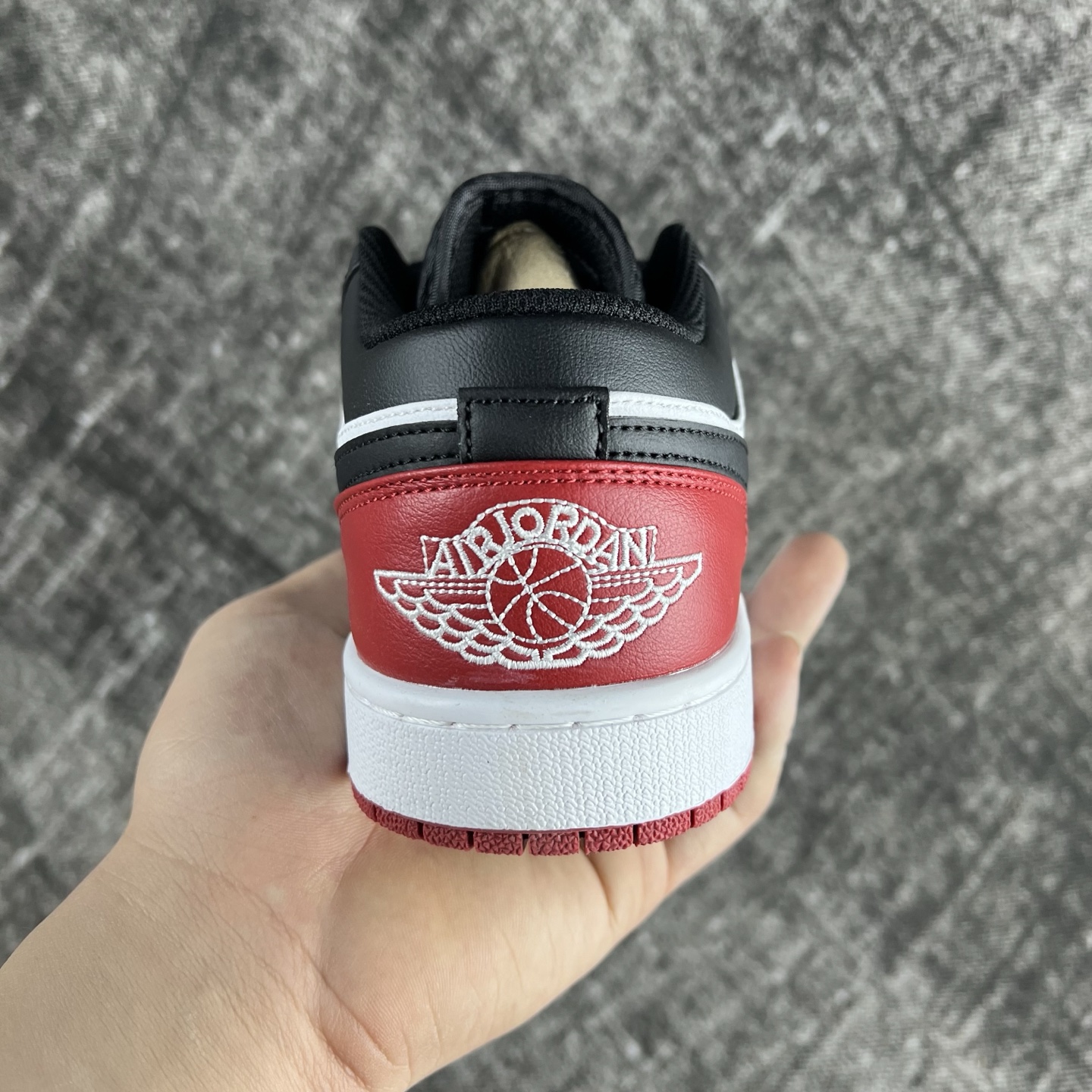 💰135
#RY市面最性价比 Air Jordan AJ1 Low 低帮全新流水线出品 头层唯一选择 市场第一梯队最强版 全部原鞋开发 原楦原纸板开发 全鞋电脑针车 原厂内置全掌气垫 原盒内在原标 唯一Zp原版鞋带绑法 免检产品 全新版型 全头层皮料 完美零毛边处理 原厂配置全掌气垫 价格定位良心 几百个配色陆续出货
码数:36-46半