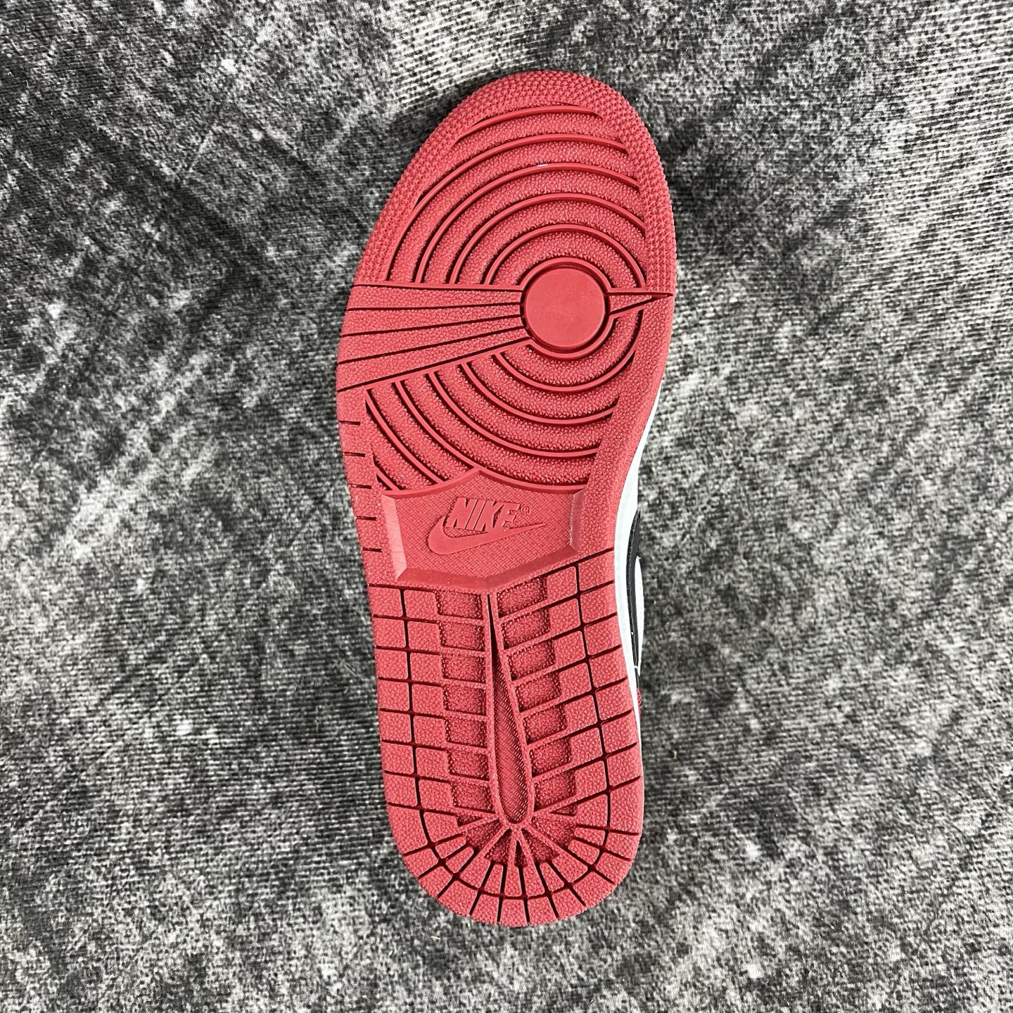 💰135
#RY市面最性价比 Air Jordan AJ1 Low 低帮全新流水线出品 头层唯一选择 市场第一梯队最强版 全部原鞋开发 原楦原纸板开发 全鞋电脑针车 原厂内置全掌气垫 原盒内在原标 唯一Zp原版鞋带绑法 免检产品 全新版型 全头层皮料 完美零毛边处理 原厂配置全掌气垫 价格定位良心 几百个配色陆续出货
码数:36-46半