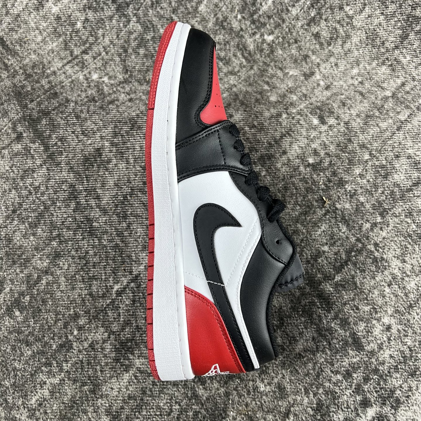 💰135
#RY市面最性价比 Air Jordan AJ1 Low 低帮全新流水线出品 头层唯一选择 市场第一梯队最强版 全部原鞋开发 原楦原纸板开发 全鞋电脑针车 原厂内置全掌气垫 原盒内在原标 唯一Zp原版鞋带绑法 免检产品 全新版型 全头层皮料 完美零毛边处理 原厂配置全掌气垫 价格定位良心 几百个配色陆续出货
码数:36-46半