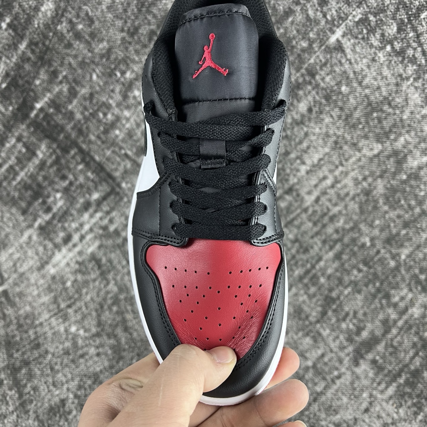 💰135
#RY市面最性价比 Air Jordan AJ1 Low 低帮全新流水线出品 头层唯一选择 市场第一梯队最强版 全部原鞋开发 原楦原纸板开发 全鞋电脑针车 原厂内置全掌气垫 原盒内在原标 唯一Zp原版鞋带绑法 免检产品 全新版型 全头层皮料 完美零毛边处理 原厂配置全掌气垫 价格定位良心 几百个配色陆续出货
码数:36-46半