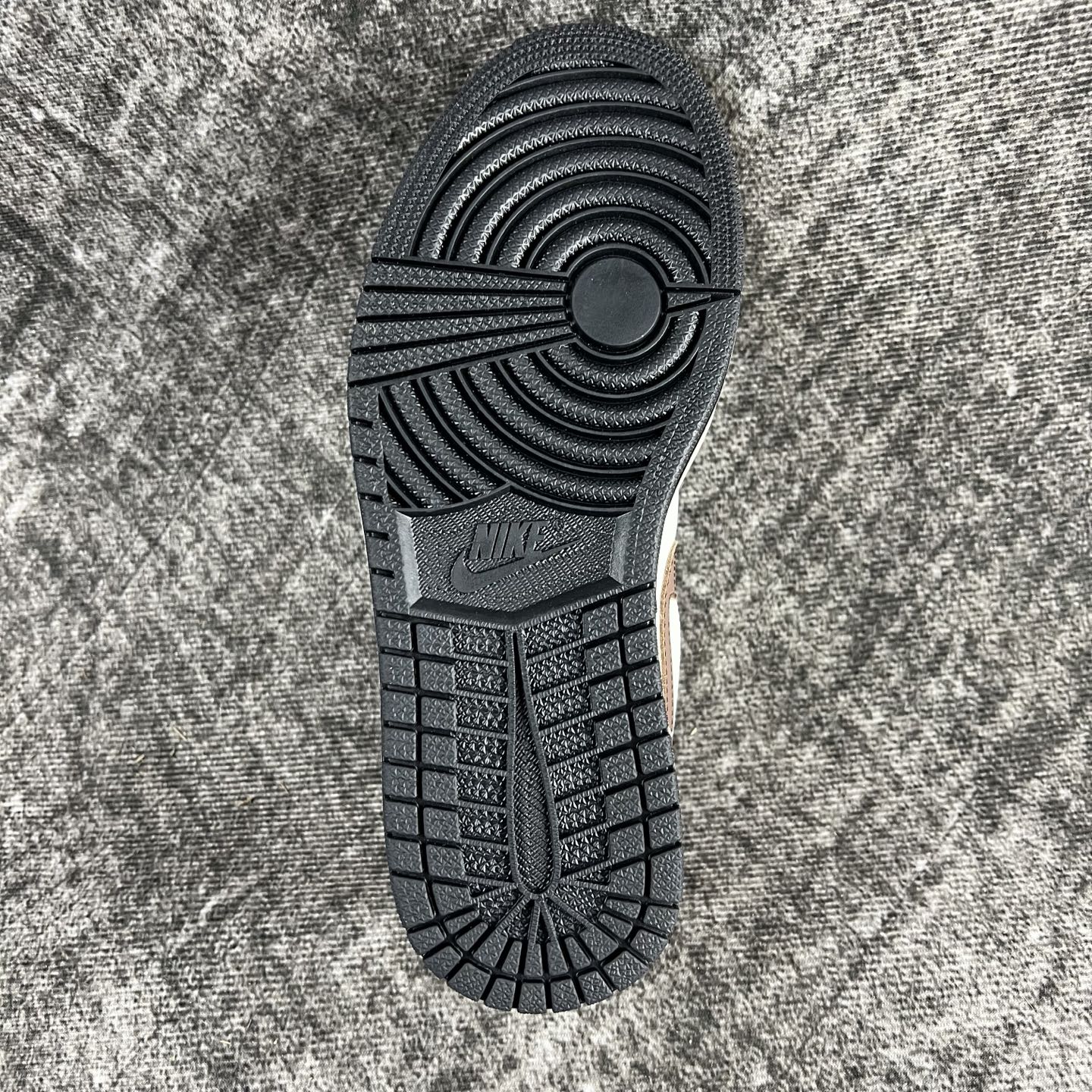 💰135
#RY市面最性价比 Air Jordan AJ1 Low 低帮全新流水线出品 头层唯一选择 市场第一梯队最强版 全部原鞋开发 原楦原纸板开发 全鞋电脑针车 原厂内置全掌气垫 原盒内在原标 唯一Zp原版鞋带绑法 免检产品 全新版型 全头层皮料 完美零毛边处理 原厂配置全掌气垫 价格定位良心 几百个配色陆续出货
码数:36-46半