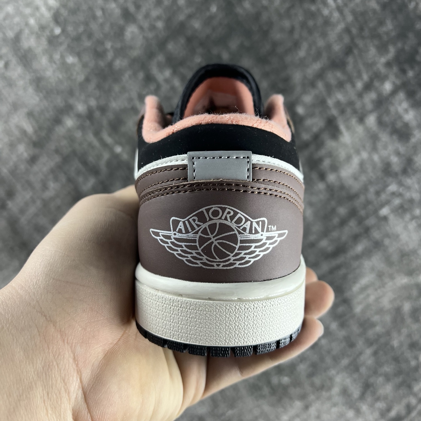 💰135
#RY市面最性价比 Air Jordan AJ1 Low 低帮全新流水线出品 头层唯一选择 市场第一梯队最强版 全部原鞋开发 原楦原纸板开发 全鞋电脑针车 原厂内置全掌气垫 原盒内在原标 唯一Zp原版鞋带绑法 免检产品 全新版型 全头层皮料 完美零毛边处理 原厂配置全掌气垫 价格定位良心 几百个配色陆续出货
码数:36-46半