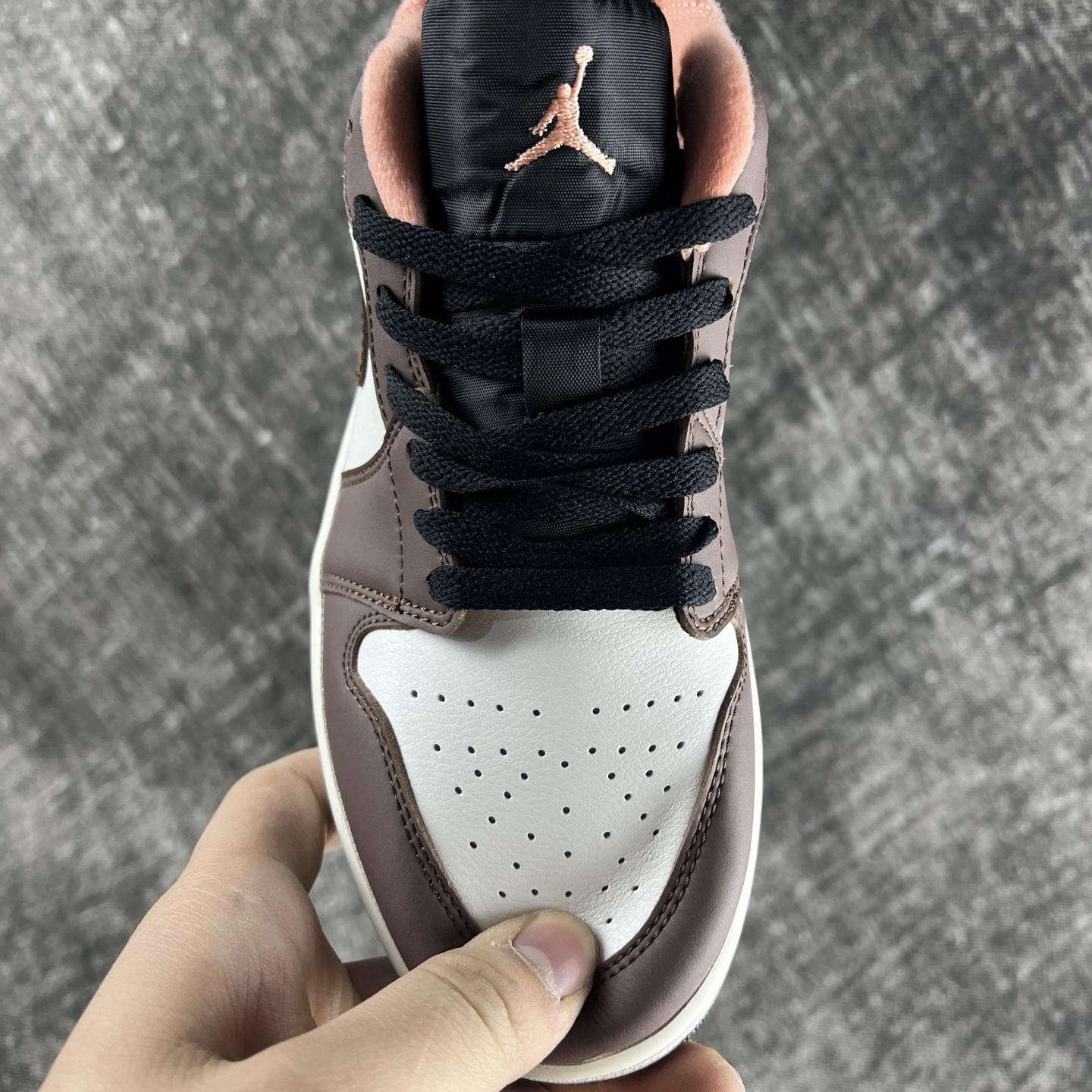 💰135
#RY市面最性价比 Air Jordan AJ1 Low 低帮全新流水线出品 头层唯一选择 市场第一梯队最强版 全部原鞋开发 原楦原纸板开发 全鞋电脑针车 原厂内置全掌气垫 原盒内在原标 唯一Zp原版鞋带绑法 免检产品 全新版型 全头层皮料 完美零毛边处理 原厂配置全掌气垫 价格定位良心 几百个配色陆续出货
码数:36-46半