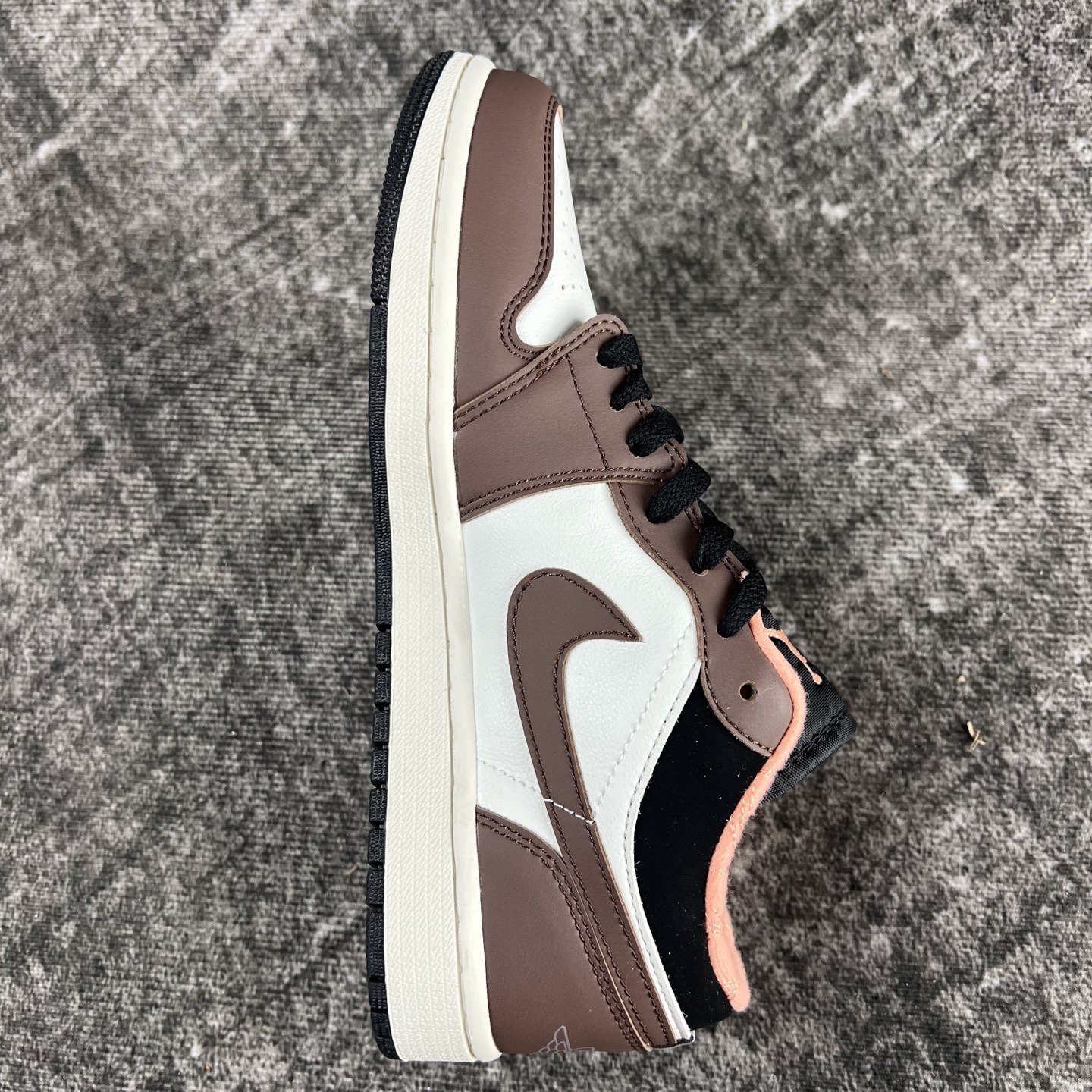 💰135
#RY市面最性价比 Air Jordan AJ1 Low 低帮全新流水线出品 头层唯一选择 市场第一梯队最强版 全部原鞋开发 原楦原纸板开发 全鞋电脑针车 原厂内置全掌气垫 原盒内在原标 唯一Zp原版鞋带绑法 免检产品 全新版型 全头层皮料 完美零毛边处理 原厂配置全掌气垫 价格定位良心 几百个配色陆续出货
码数:36-46半