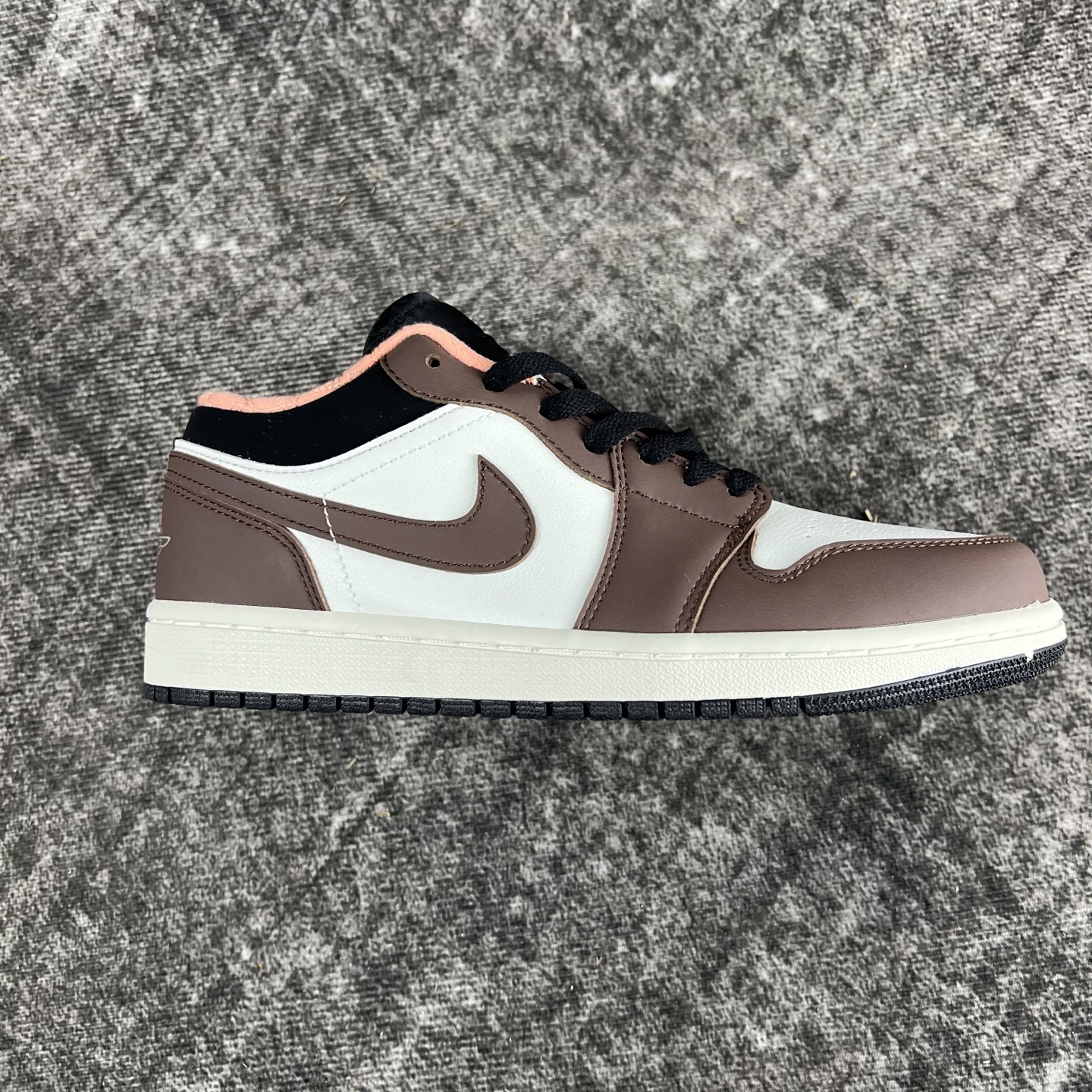 💰135
#RY市面最性价比 Air Jordan AJ1 Low 低帮全新流水线出品 头层唯一选择 市场第一梯队最强版 全部原鞋开发 原楦原纸板开发 全鞋电脑针车 原厂内置全掌气垫 原盒内在原标 唯一Zp原版鞋带绑法 免检产品 全新版型 全头层皮料 完美零毛边处理 原厂配置全掌气垫 价格定位良心 几百个配色陆续出货
码数:36-46半