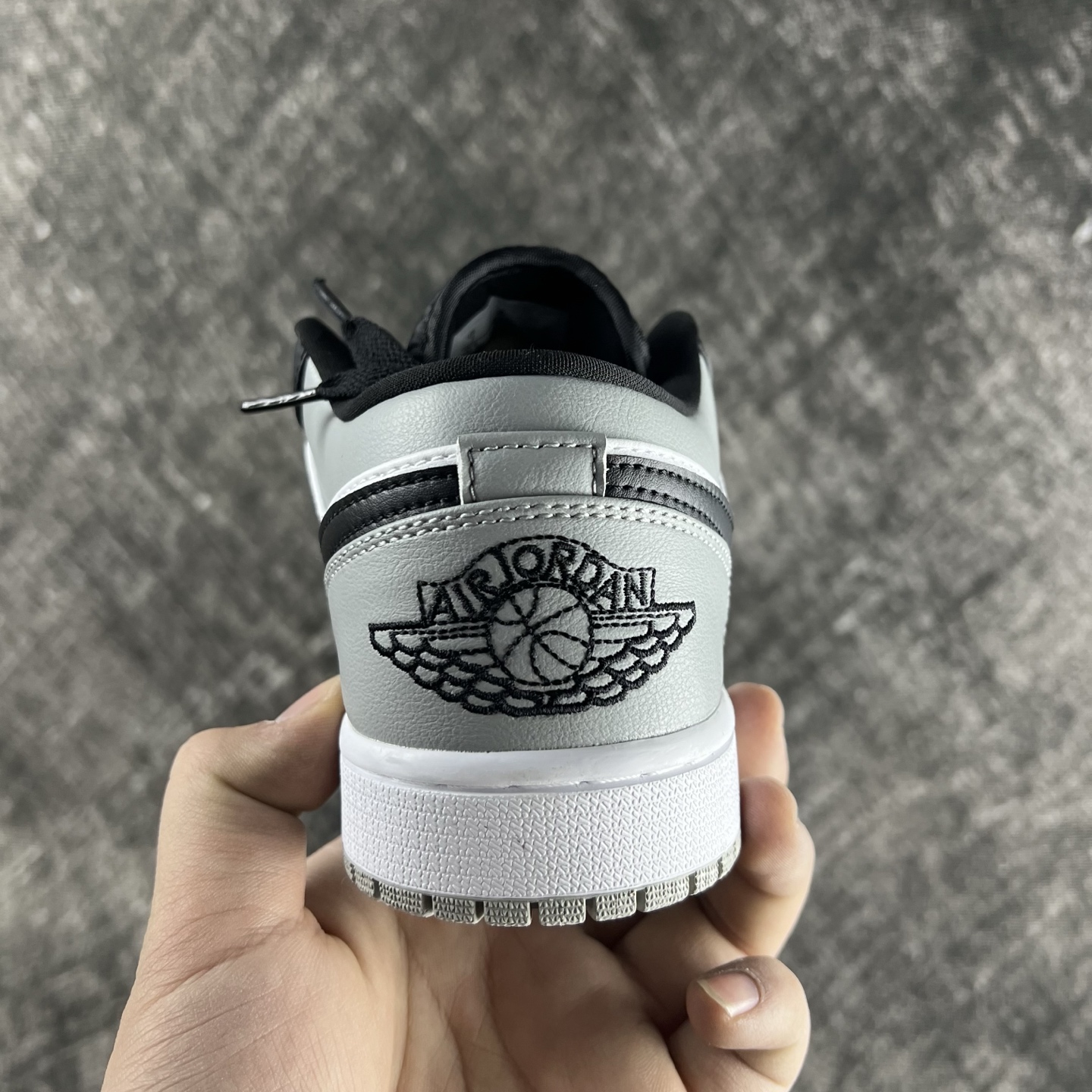 💰135
#RY市面最性价比 Air Jordan AJ1 Low 低帮全新流水线出品 头层唯一选择 市场第一梯队最强版 全部原鞋开发 原楦原纸板开发 全鞋电脑针车 原厂内置全掌气垫 原盒内在原标 唯一Zp原版鞋带绑法 免检产品 全新版型 全头层皮料 完美零毛边处理 原厂配置全掌气垫 价格定位良心 几百个配色陆续出货
码数:36-46半