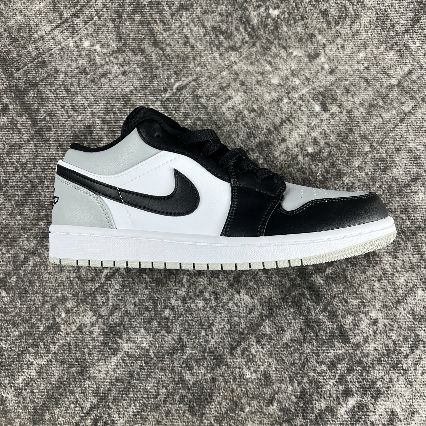 💰135
#RY市面最性价比 Air Jordan AJ1 Low 低帮全新流水线出品 头层唯一选择 市场第一梯队最强版 全部原鞋开发 原楦原纸板开发 全鞋电脑针车 原厂内置全掌气垫 原盒内在原标 唯一Zp原版鞋带绑法 免检产品 全新版型 全头层皮料 完美零毛边处理 原厂配置全掌气垫 价格定位良心 几百个配色陆续出货
码数:36-46半