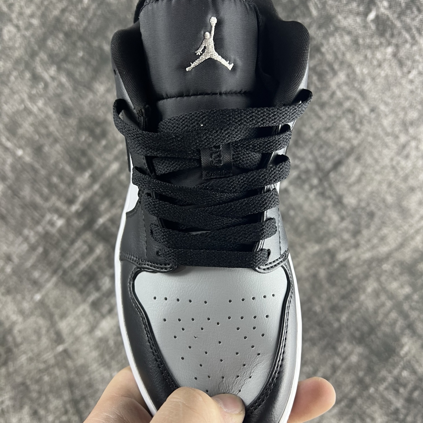 💰135
#RY市面最性价比 Air Jordan AJ1 Low 低帮全新流水线出品 头层唯一选择 市场第一梯队最强版 全部原鞋开发 原楦原纸板开发 全鞋电脑针车 原厂内置全掌气垫 原盒内在原标 唯一Zp原版鞋带绑法 免检产品 全新版型 全头层皮料 完美零毛边处理 原厂配置全掌气垫 价格定位良心 几百个配色陆续出货
码数:36-46半