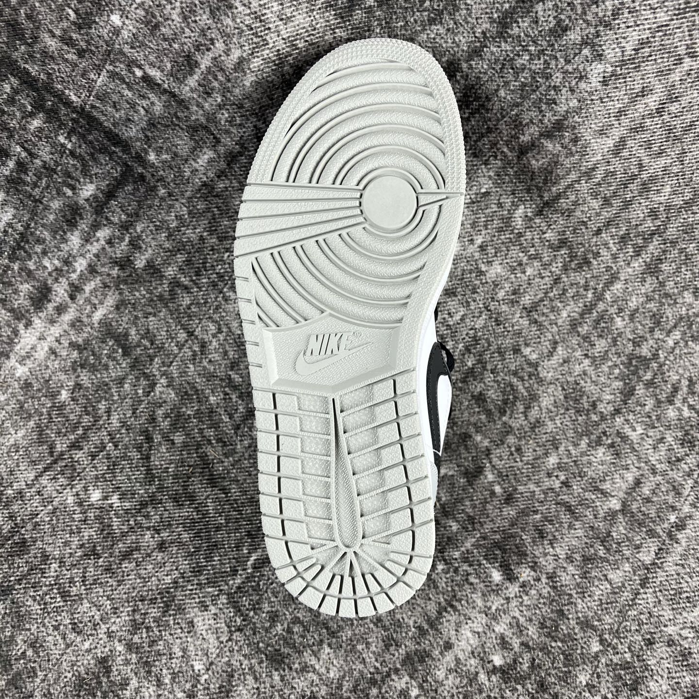 💰135
#RY市面最性价比 Air Jordan AJ1 Low 低帮全新流水线出品 头层唯一选择 市场第一梯队最强版 全部原鞋开发 原楦原纸板开发 全鞋电脑针车 原厂内置全掌气垫 原盒内在原标 唯一Zp原版鞋带绑法 免检产品 全新版型 全头层皮料 完美零毛边处理 原厂配置全掌气垫 价格定位良心 几百个配色陆续出货
码数:36-46半
