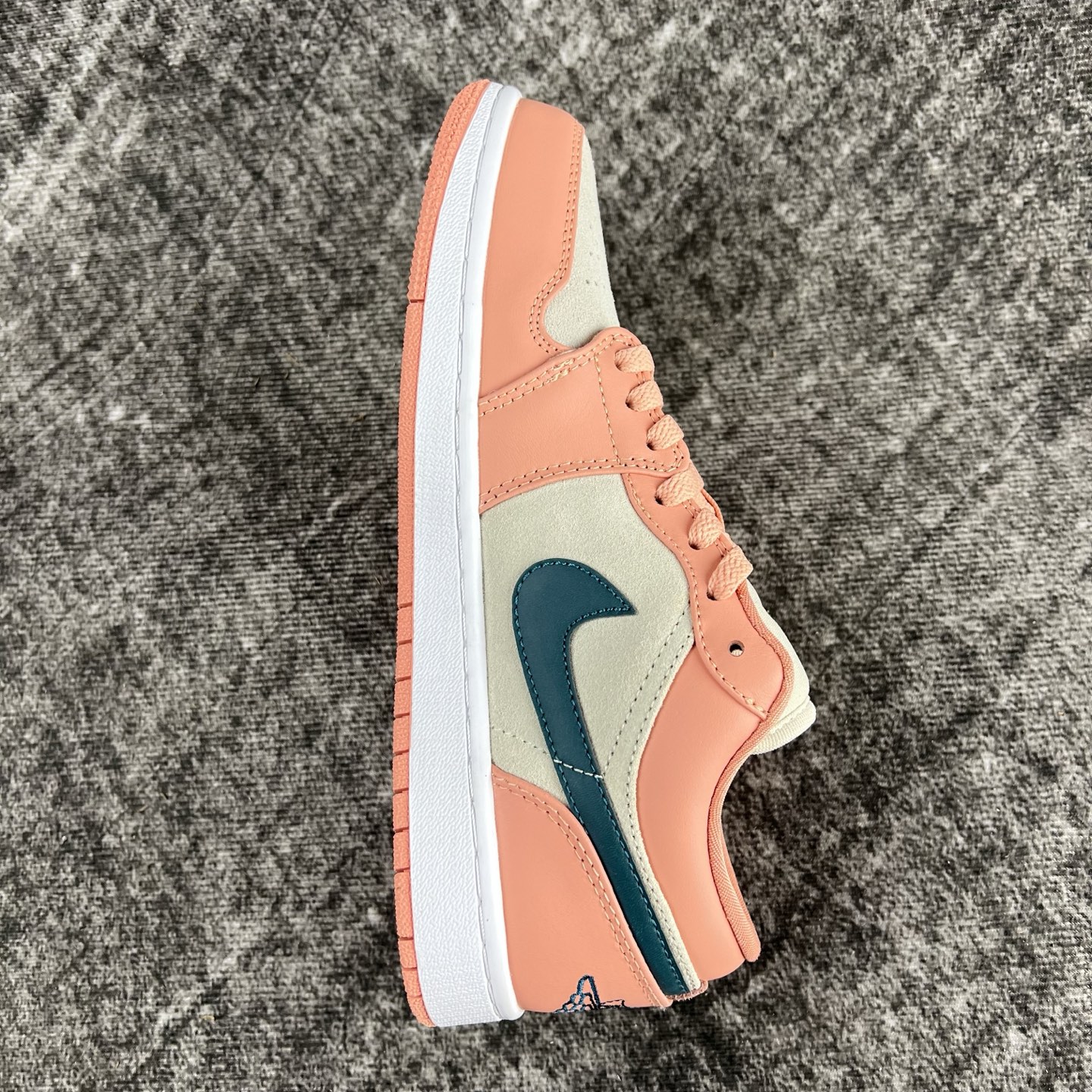 💰135
#RY市面最性价比 Air Jordan AJ1 Low 低帮全新流水线出品 头层唯一选择 市场第一梯队最强版 全部原鞋开发 原楦原纸板开发 全鞋电脑针车 原厂内置全掌气垫 原盒内在原标 唯一Zp原版鞋带绑法 免检产品 全新版型 全头层皮料 完美零毛边处理 原厂配置全掌气垫 价格定位良心 几百个配色陆续出货
码数:36-46半