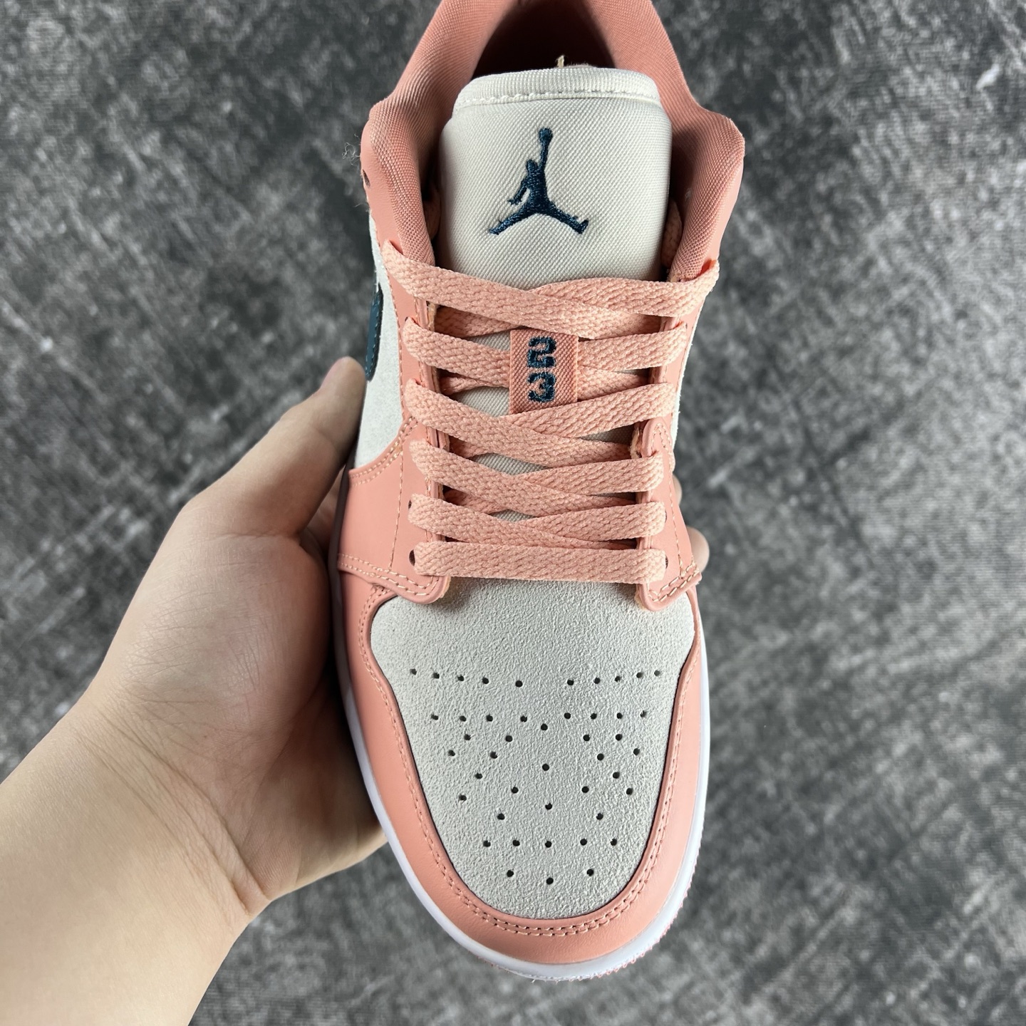 💰135
#RY市面最性价比 Air Jordan AJ1 Low 低帮全新流水线出品 头层唯一选择 市场第一梯队最强版 全部原鞋开发 原楦原纸板开发 全鞋电脑针车 原厂内置全掌气垫 原盒内在原标 唯一Zp原版鞋带绑法 免检产品 全新版型 全头层皮料 完美零毛边处理 原厂配置全掌气垫 价格定位良心 几百个配色陆续出货
码数:36-46半