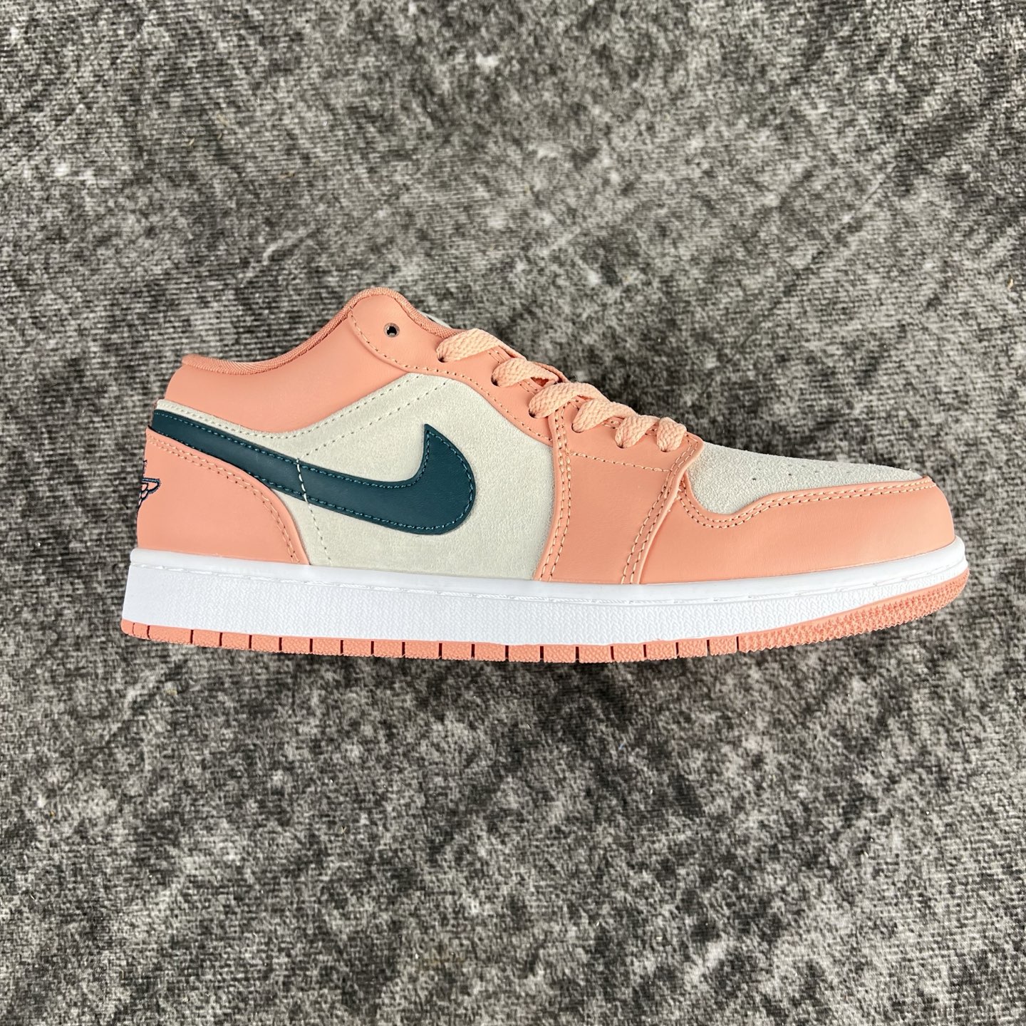 💰135
#RY市面最性价比 Air Jordan AJ1 Low 低帮全新流水线出品 头层唯一选择 市场第一梯队最强版 全部原鞋开发 原楦原纸板开发 全鞋电脑针车 原厂内置全掌气垫 原盒内在原标 唯一Zp原版鞋带绑法 免检产品 全新版型 全头层皮料 完美零毛边处理 原厂配置全掌气垫 价格定位良心 几百个配色陆续出货
码数:36-46半