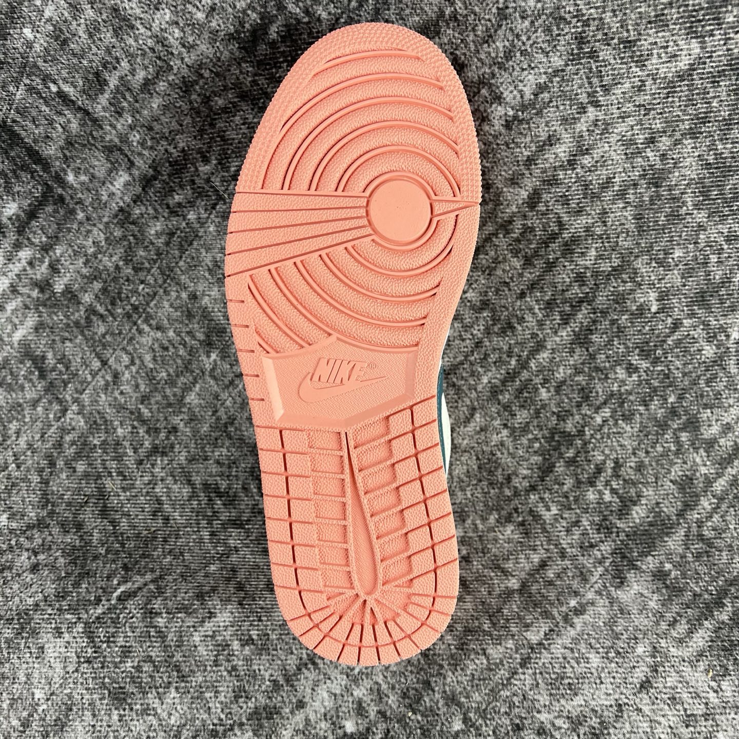💰135
#RY市面最性价比 Air Jordan AJ1 Low 低帮全新流水线出品 头层唯一选择 市场第一梯队最强版 全部原鞋开发 原楦原纸板开发 全鞋电脑针车 原厂内置全掌气垫 原盒内在原标 唯一Zp原版鞋带绑法 免检产品 全新版型 全头层皮料 完美零毛边处理 原厂配置全掌气垫 价格定位良心 几百个配色陆续出货
码数:36-46半