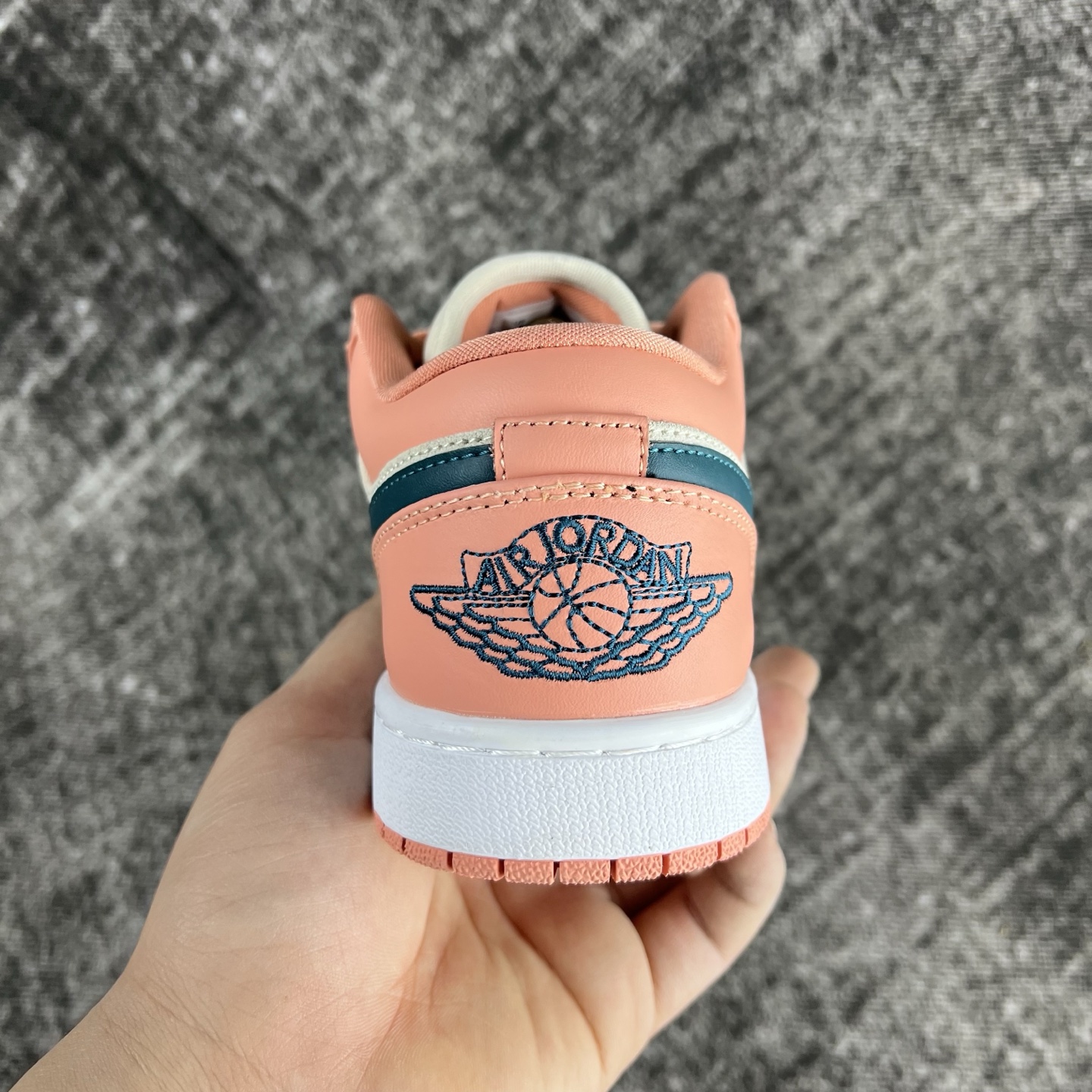 💰135
#RY市面最性价比 Air Jordan AJ1 Low 低帮全新流水线出品 头层唯一选择 市场第一梯队最强版 全部原鞋开发 原楦原纸板开发 全鞋电脑针车 原厂内置全掌气垫 原盒内在原标 唯一Zp原版鞋带绑法 免检产品 全新版型 全头层皮料 完美零毛边处理 原厂配置全掌气垫 价格定位良心 几百个配色陆续出货
码数:36-46半